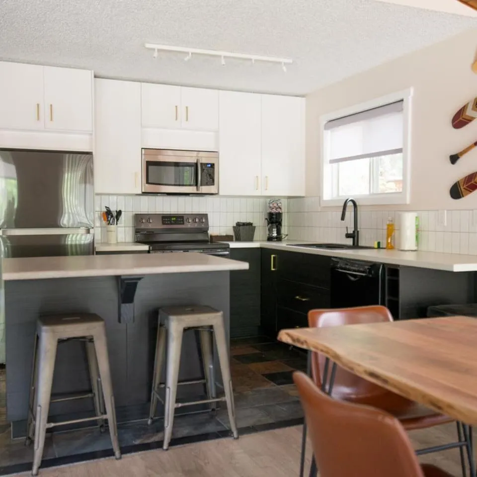 Kitchen or kitchenette in Overlander Mountain Lodge