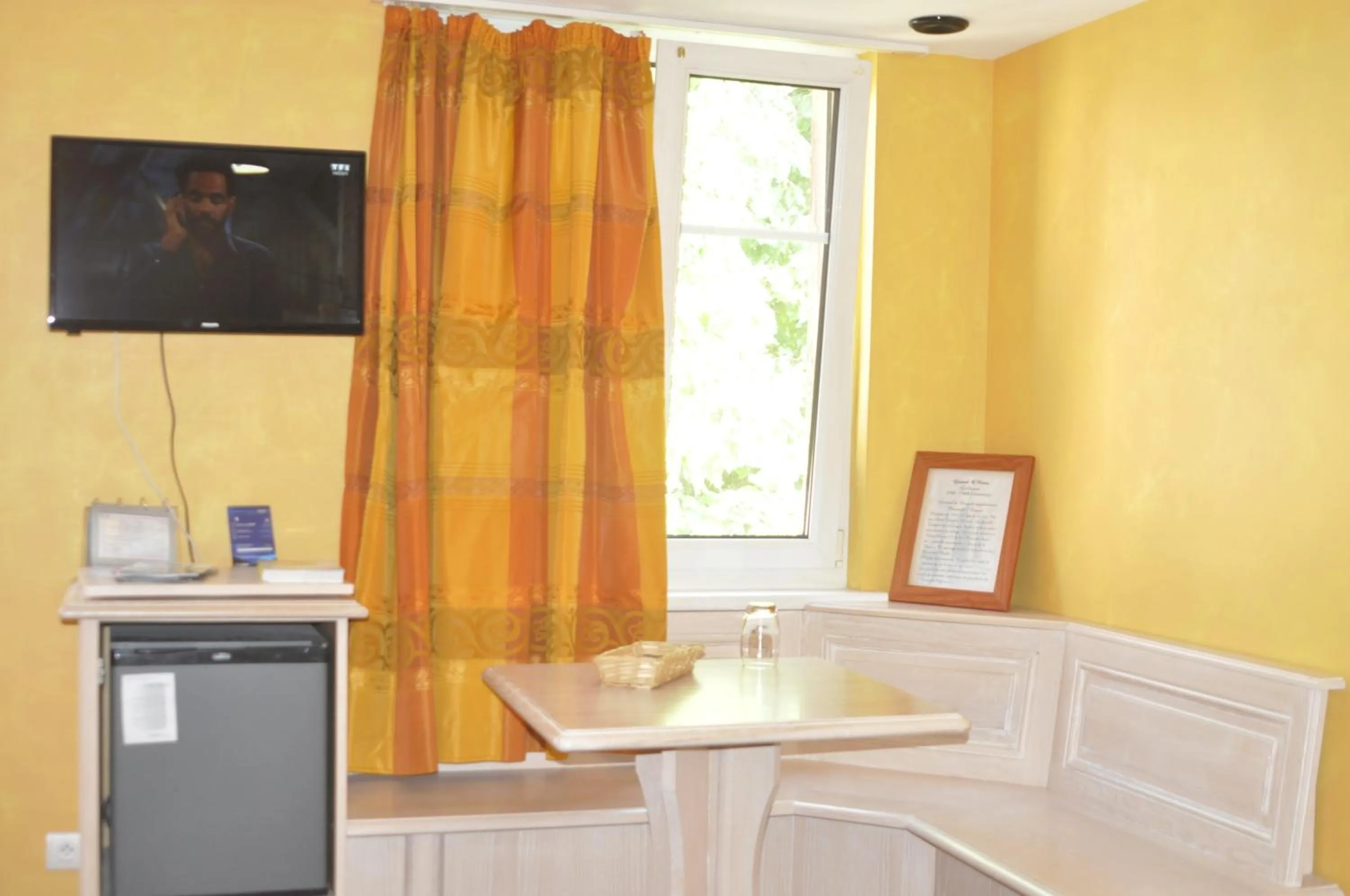 TV and multimedia in Logis Hôtel-Restaurant du Herrenstein