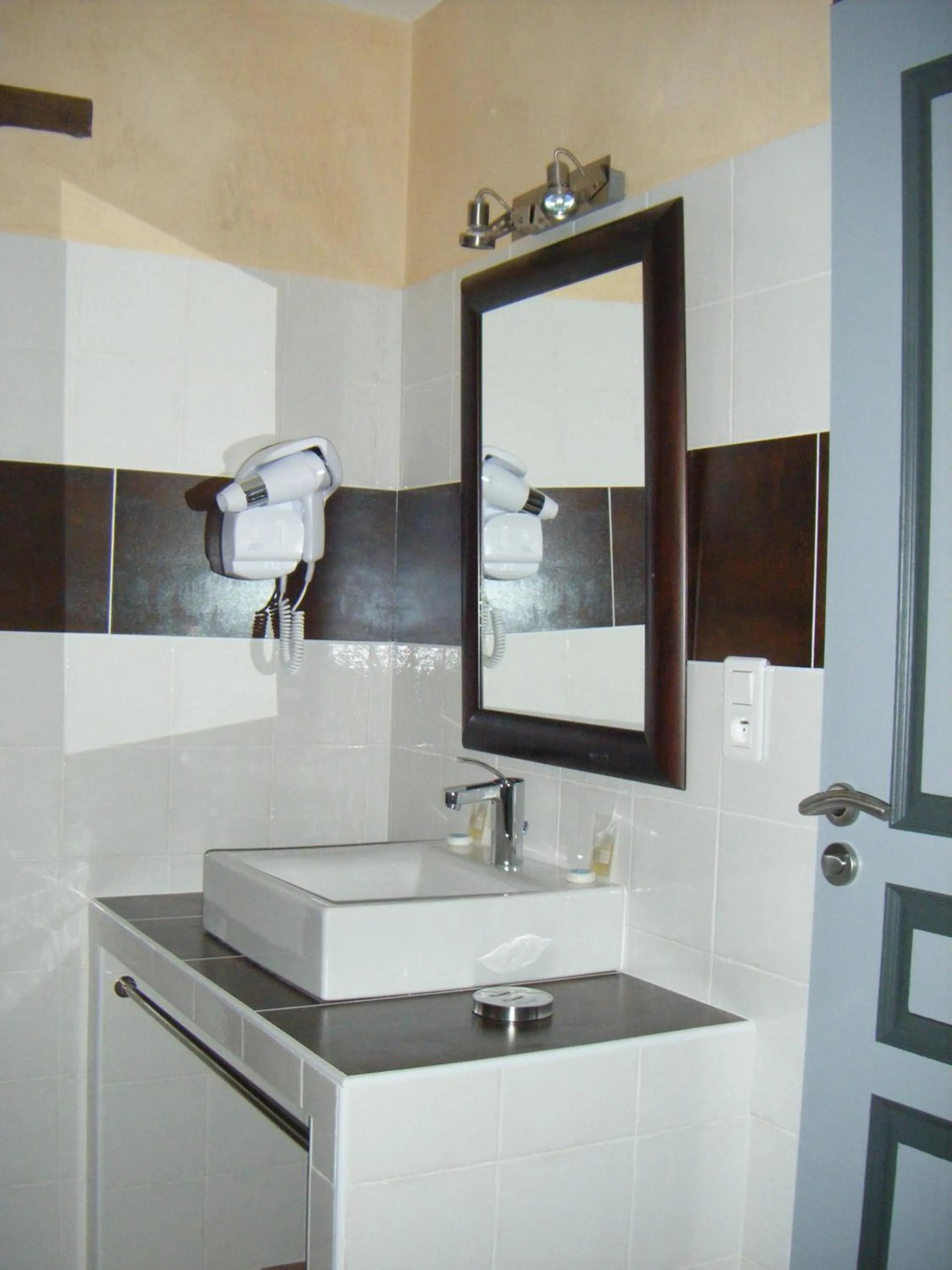 Bathroom in Hotel Le Saint Jean