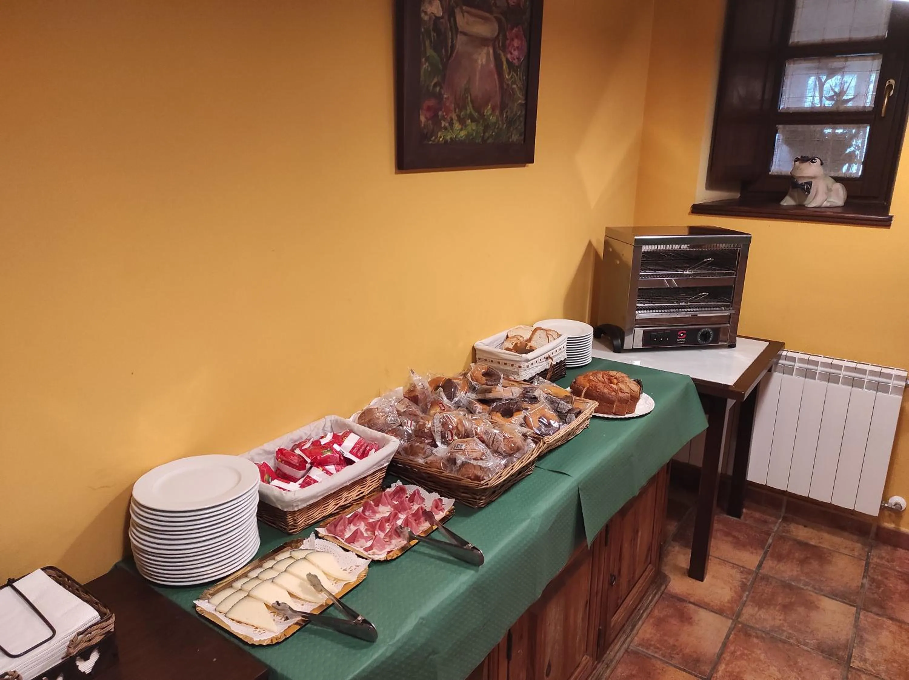 Buffet breakfast in Hotel Rural Coviella
