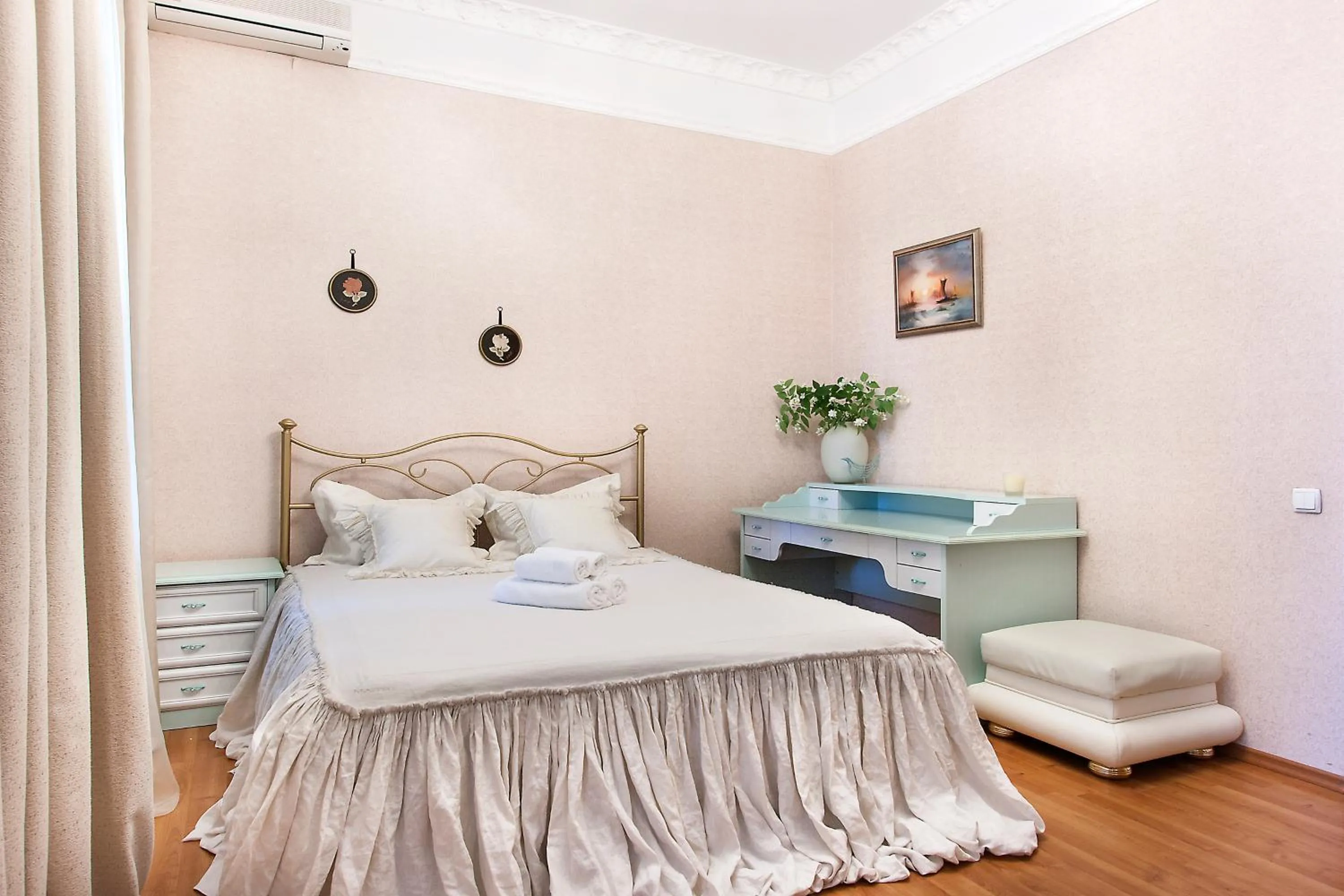Deluxe Two-bedroom  at Baseina street 3 ( 2nd entrance) in Basseynaya Apart Hotel