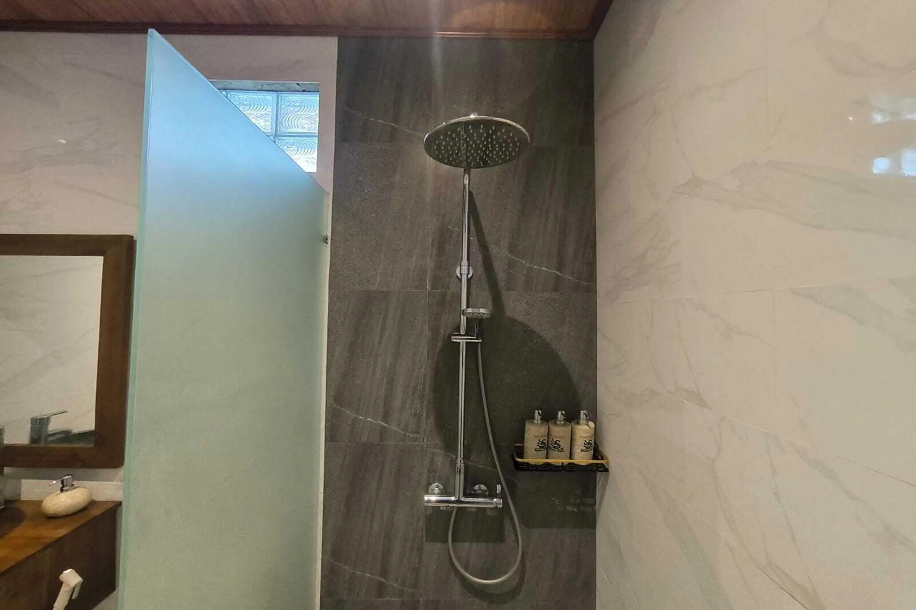 Shower in Bhuana Shanti Homestay Ubud
