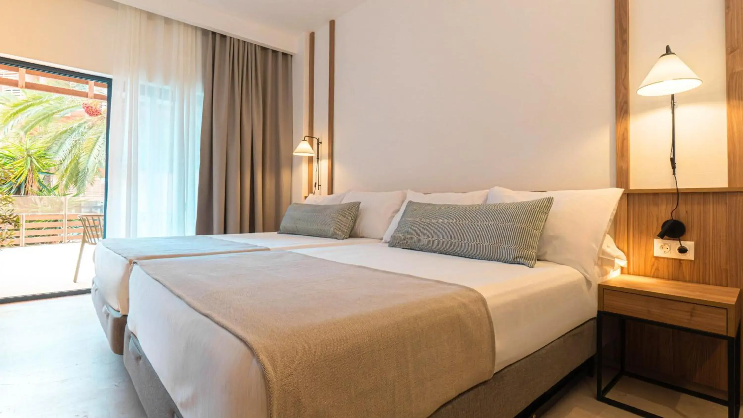 Bedroom, Bed in Ohtels Les Oliveres Bedroom, Bed in Ohtels Les Oliveres