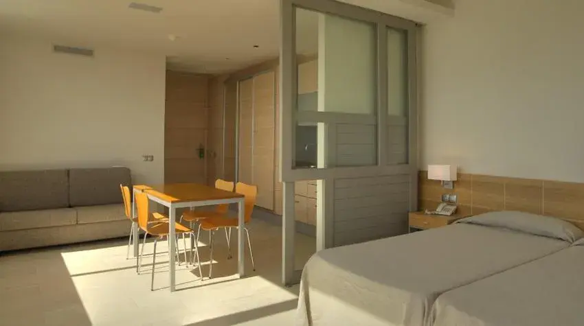 Living room, Bed in Ohtels Les Oliveres Living room, Bed in Ohtels Les Oliveres