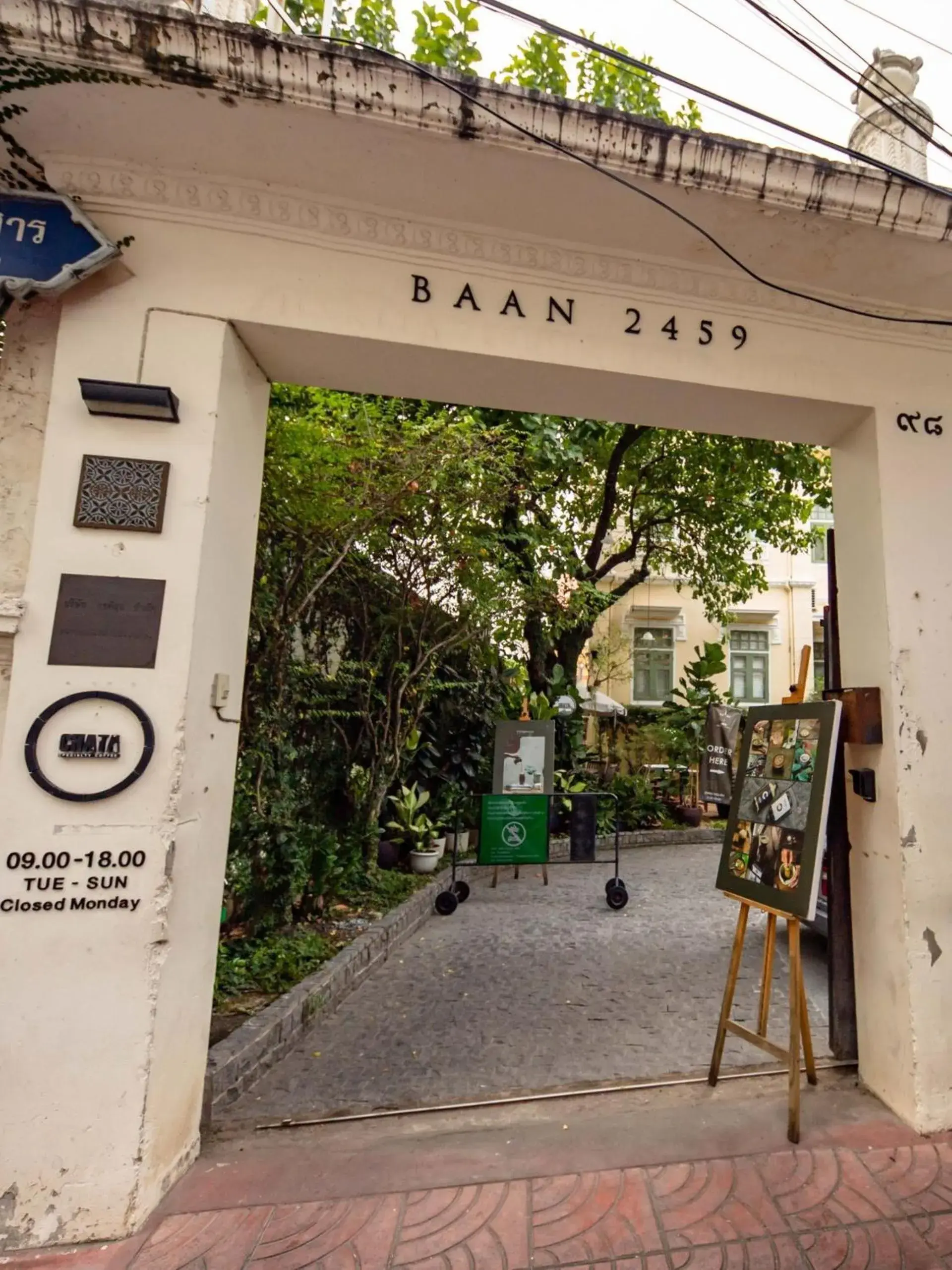 Facade/entrance in Baan 2459 Heritage House Facade/entrance in Baan 2459 Heritage House