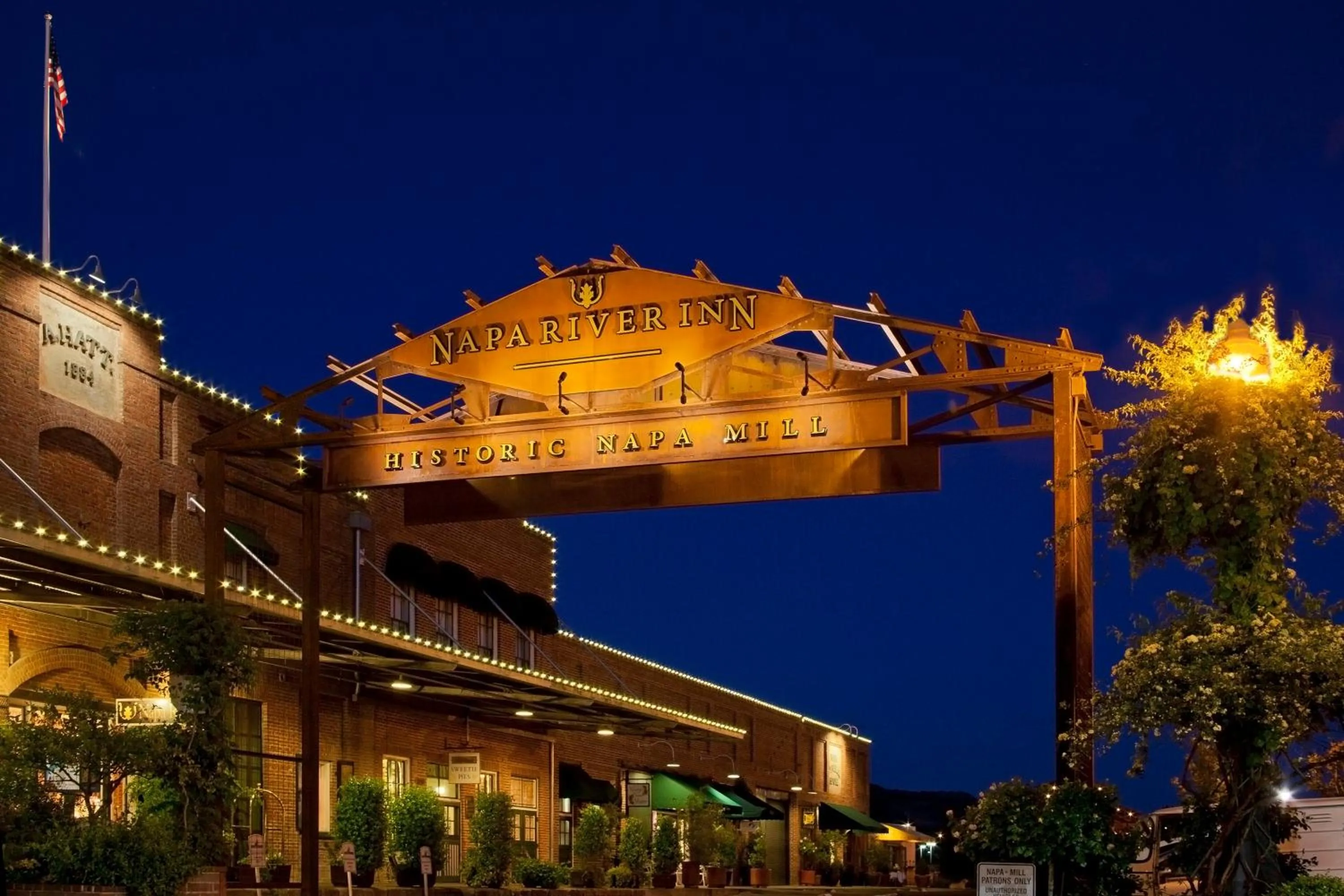 Facade/entrance in Napa River Inn