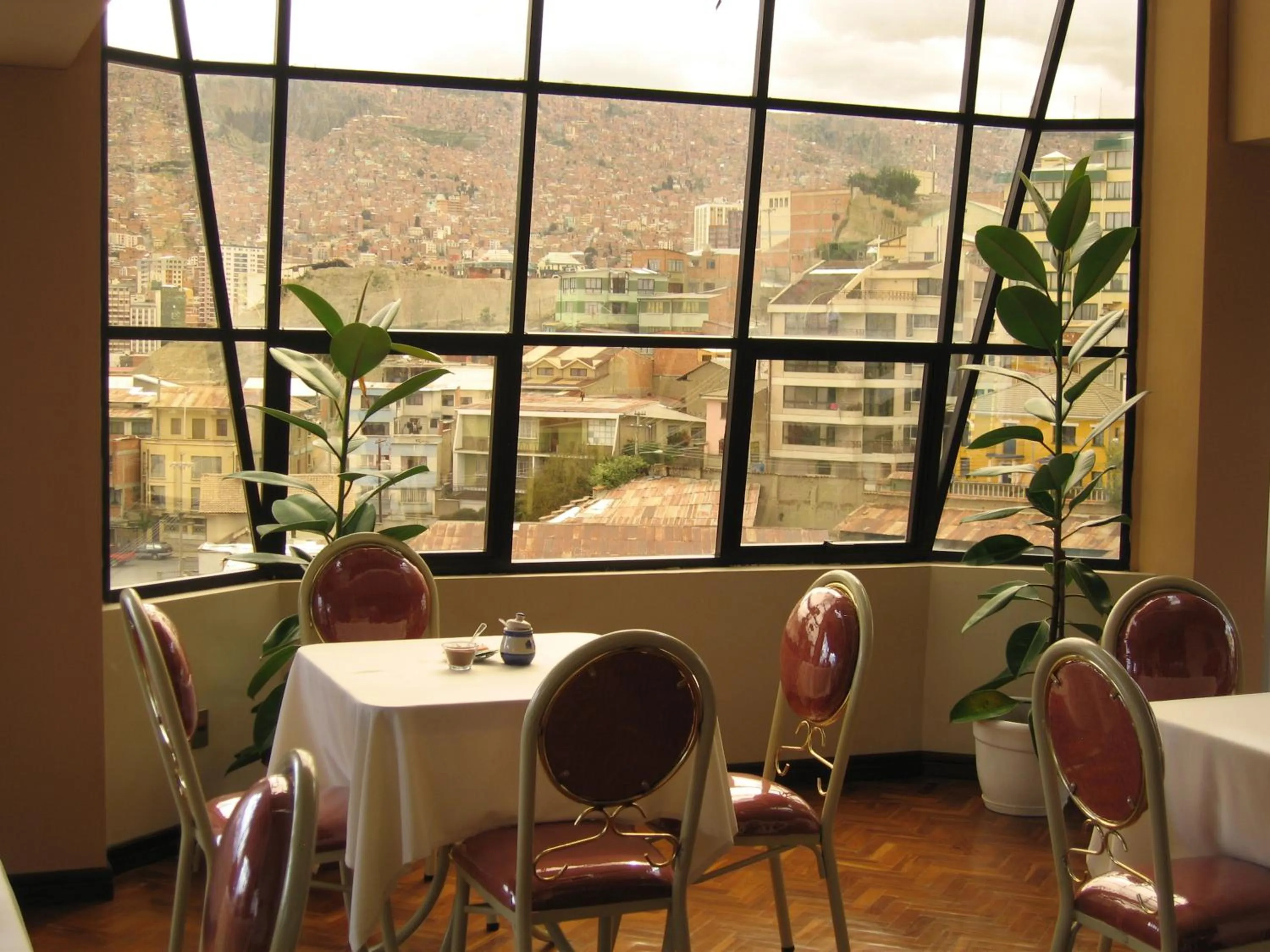 Restaurant/places to eat in Elegance Hotel