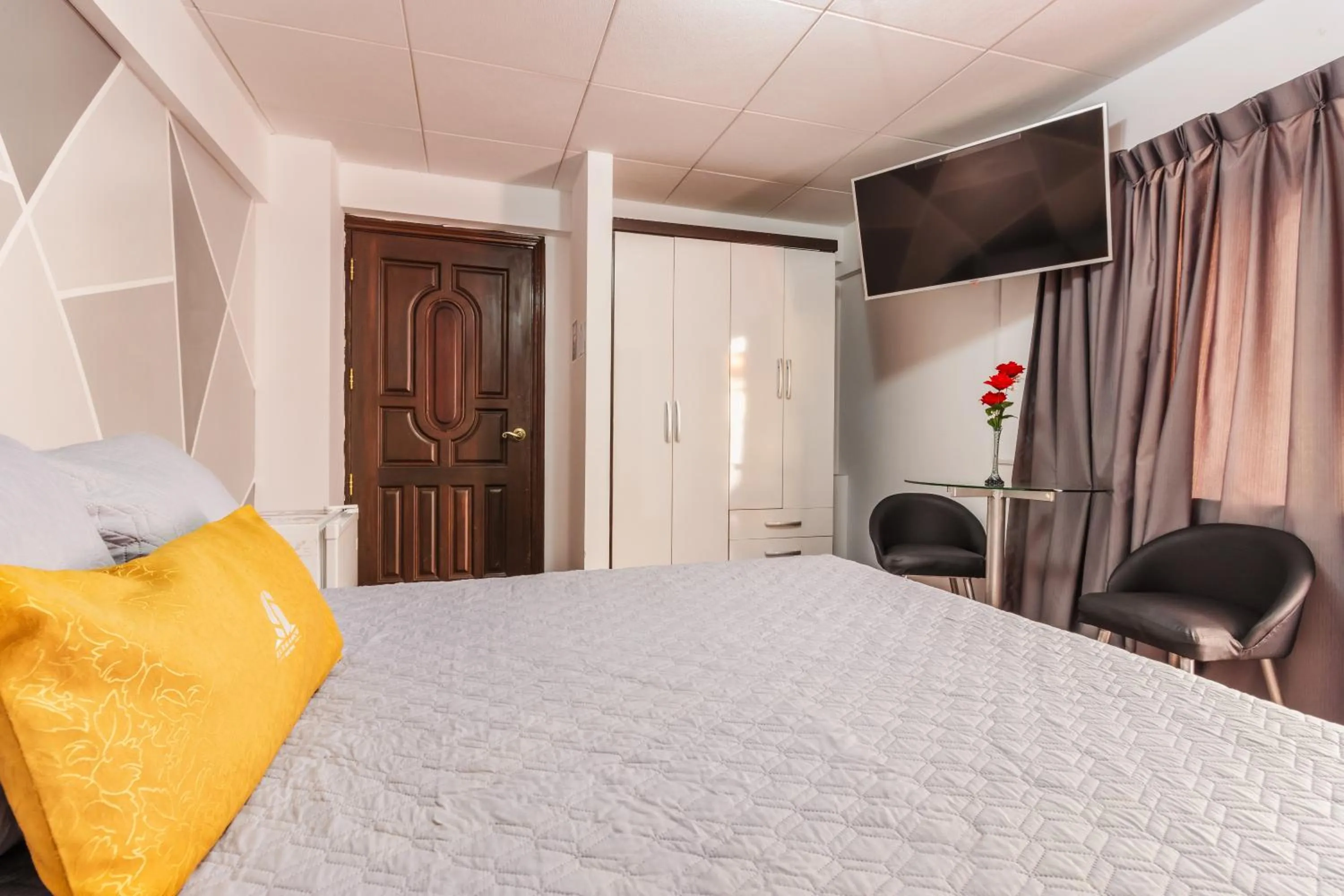 Bedroom, Bed in Elegance Hotel