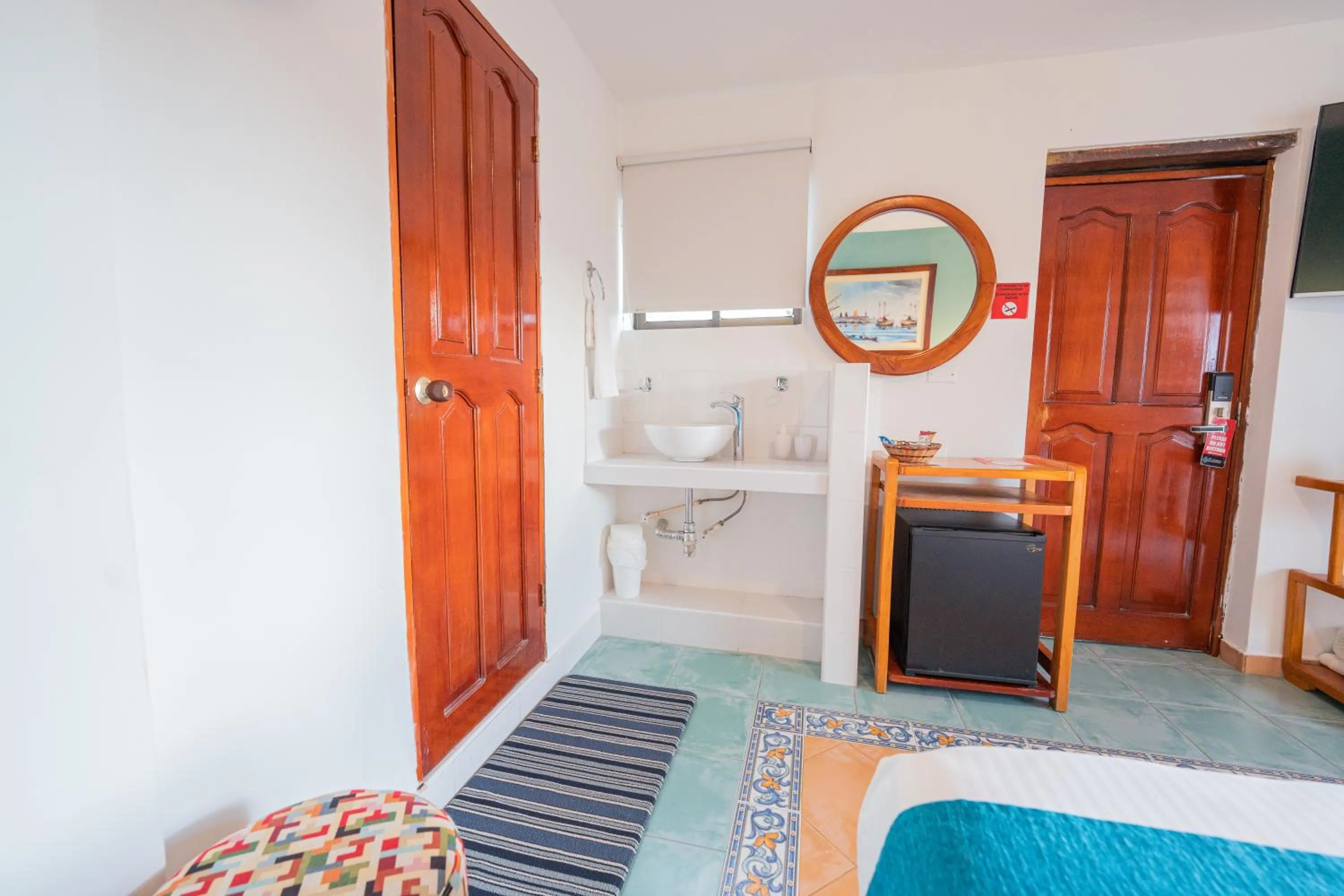 Bathroom, Bed in Hotel 3 Banderas