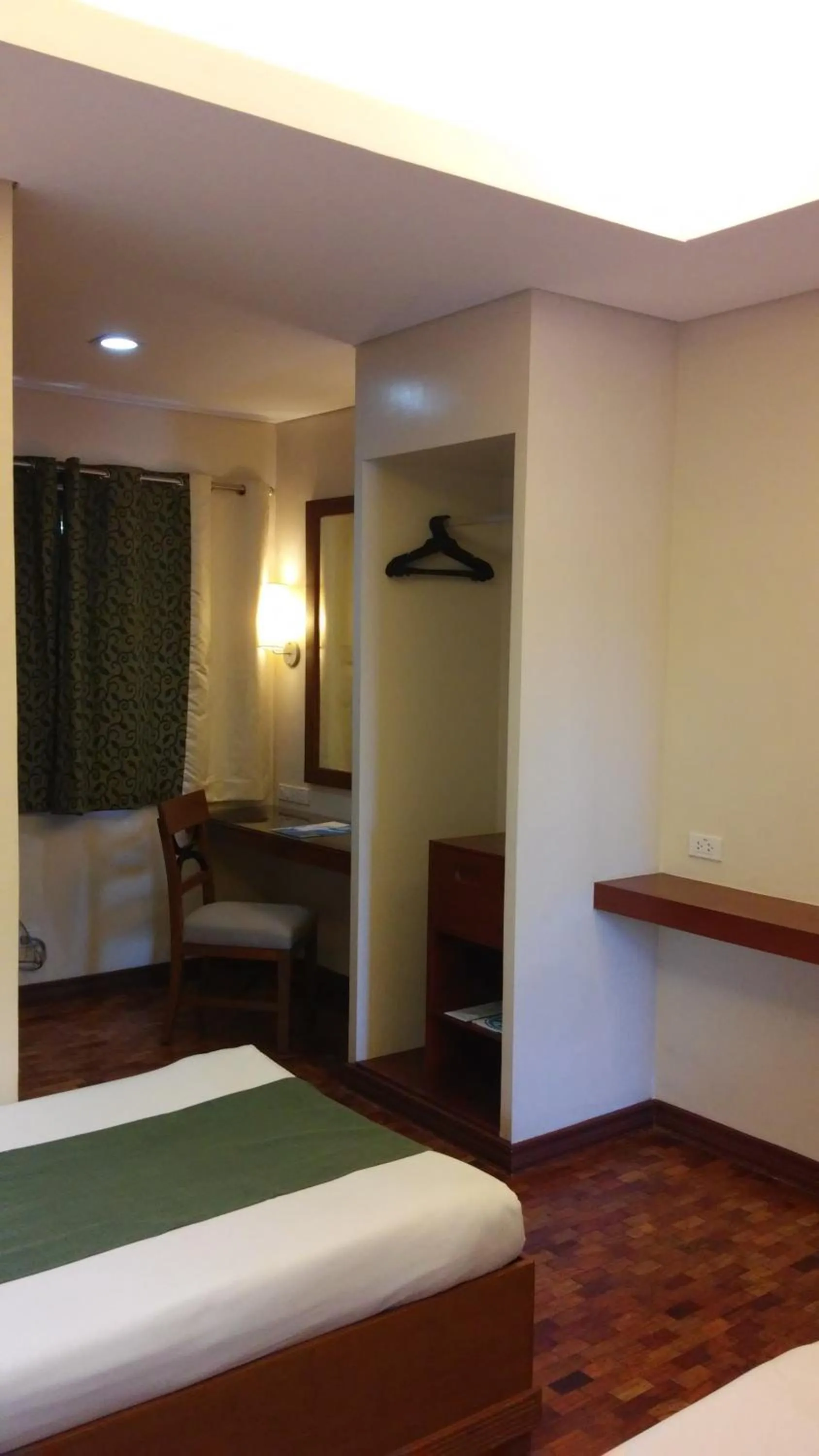 wardrobe, Bed in El Cielito Hotel - Baguio