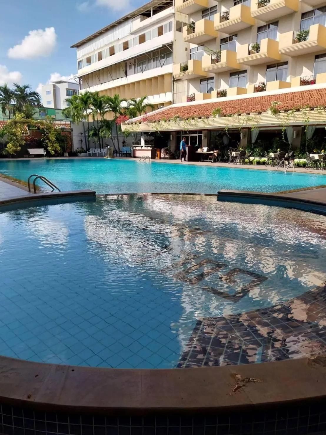 Pool view in Golden Beach Hotel Pattaya
