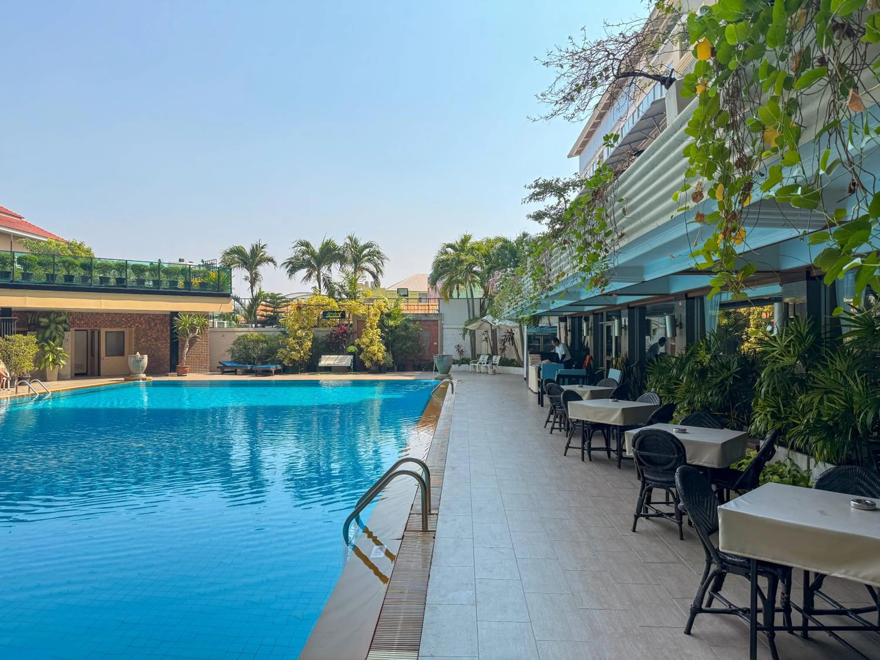Swimming pool in Golden Beach Hotel Pattaya