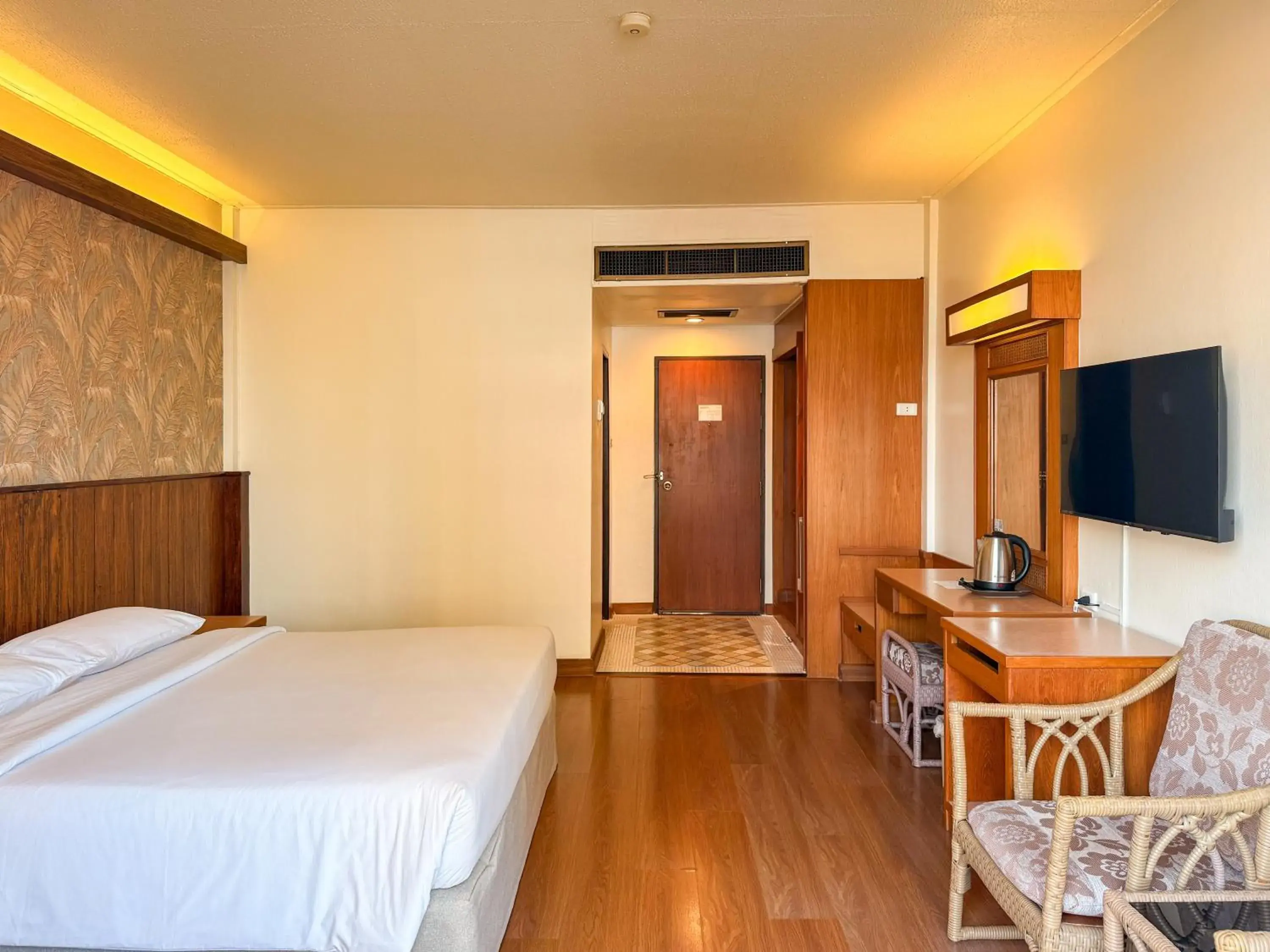 Bed in Golden Beach Hotel Pattaya Bed in Golden Beach Hotel Pattaya