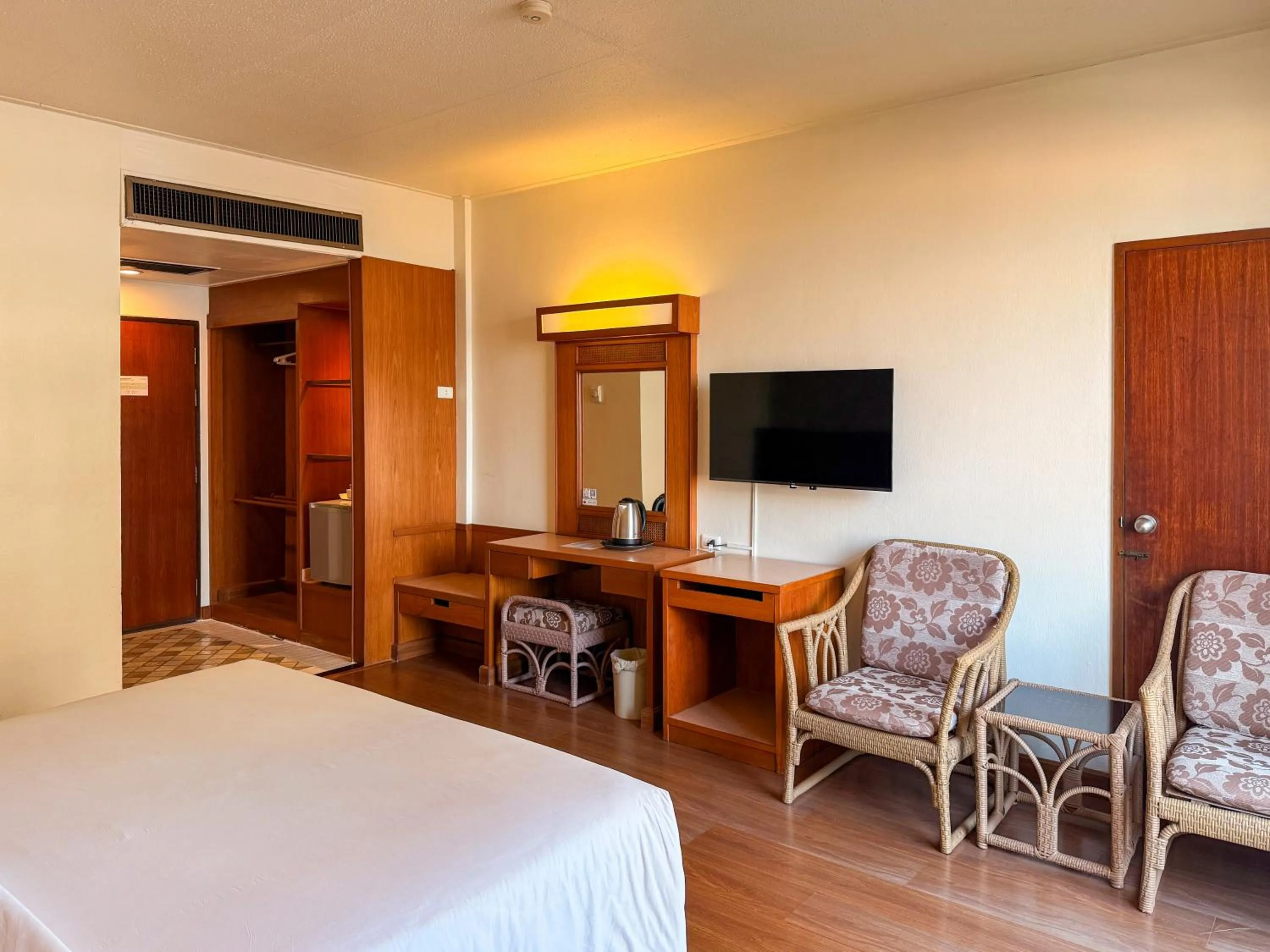 Bed in Golden Beach Hotel Pattaya