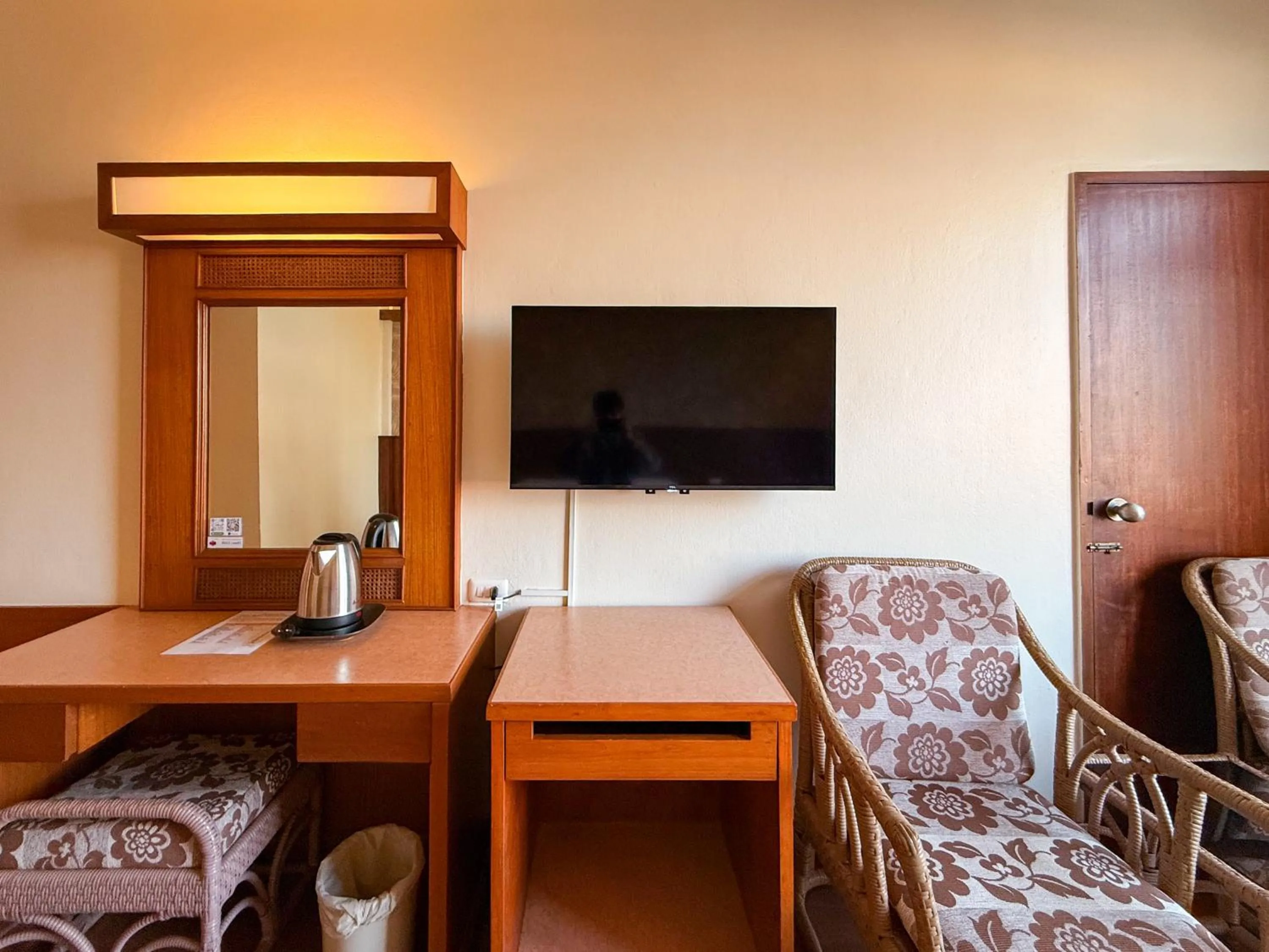 Seating area in Golden Beach Hotel Pattaya