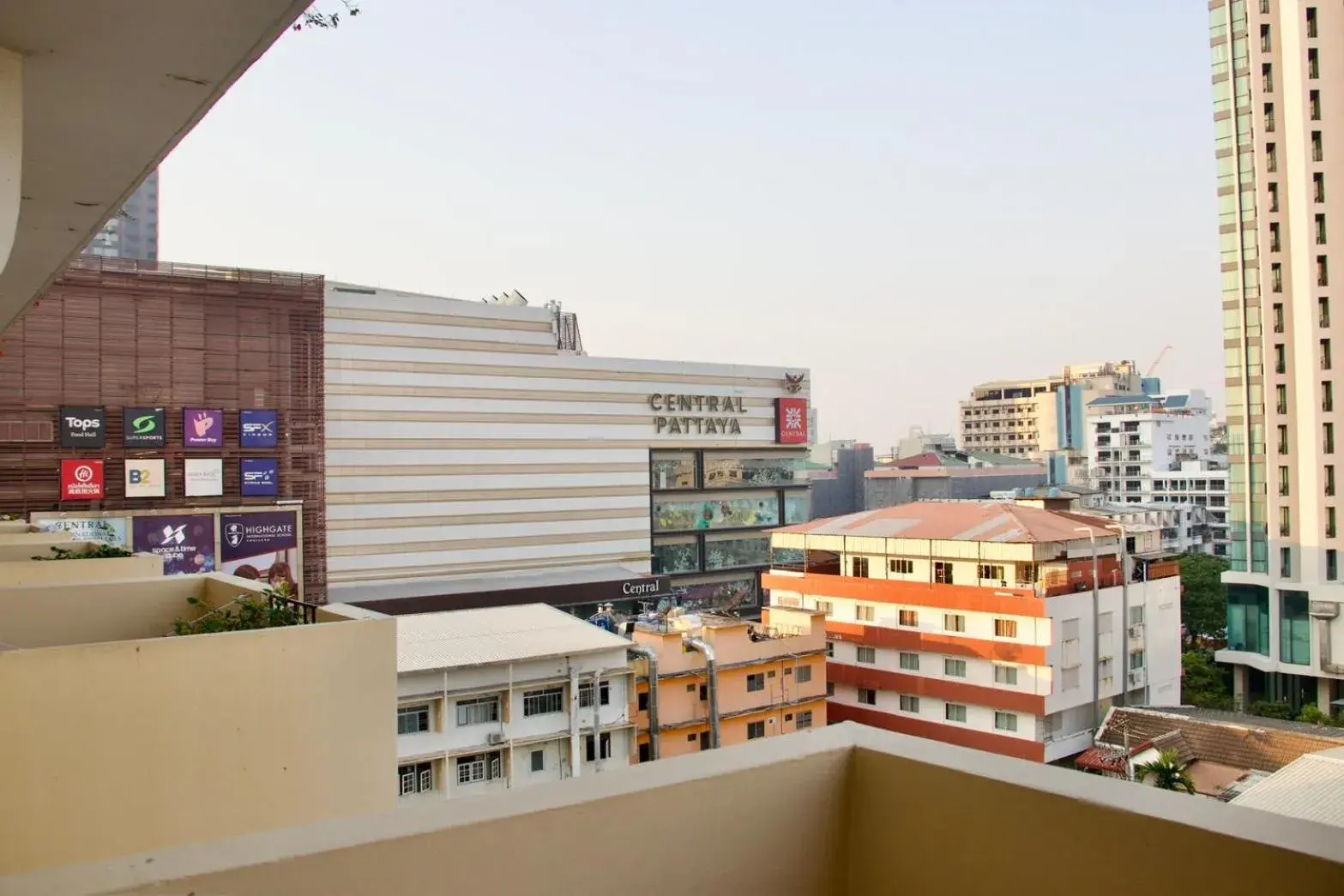 Property building in Golden Beach Hotel Pattaya Property building in Golden Beach Hotel Pattaya