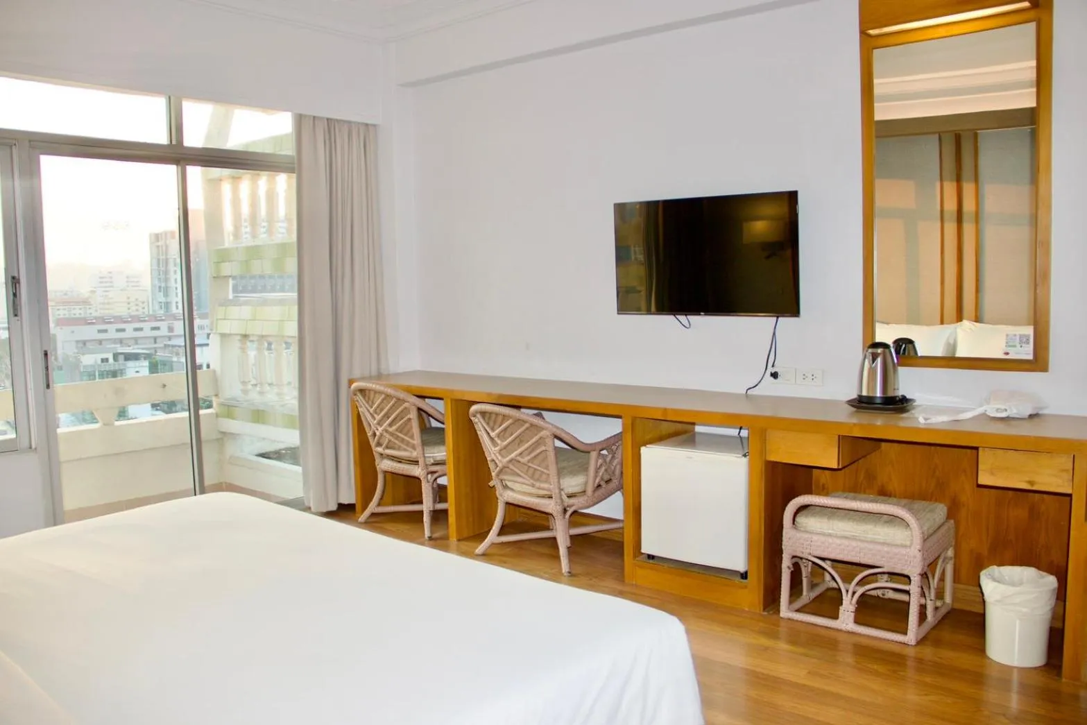 Bed in Golden Beach Hotel Pattaya