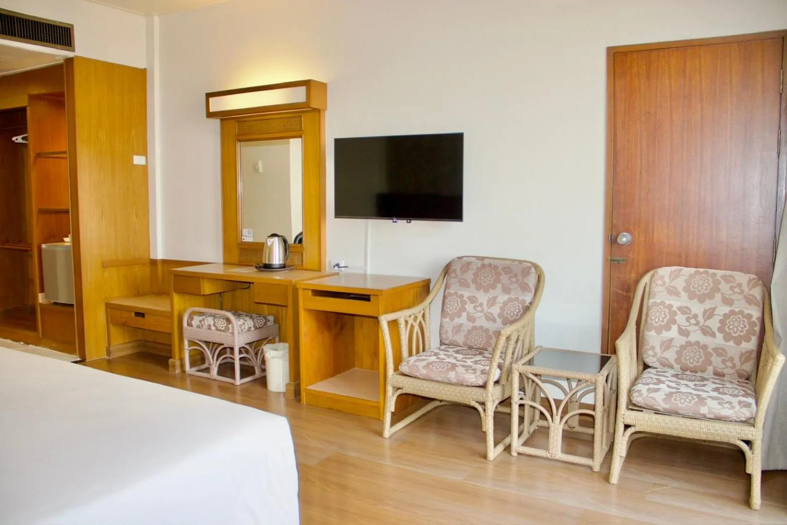 Balcony/Terrace, Bed in Golden Beach Hotel Pattaya