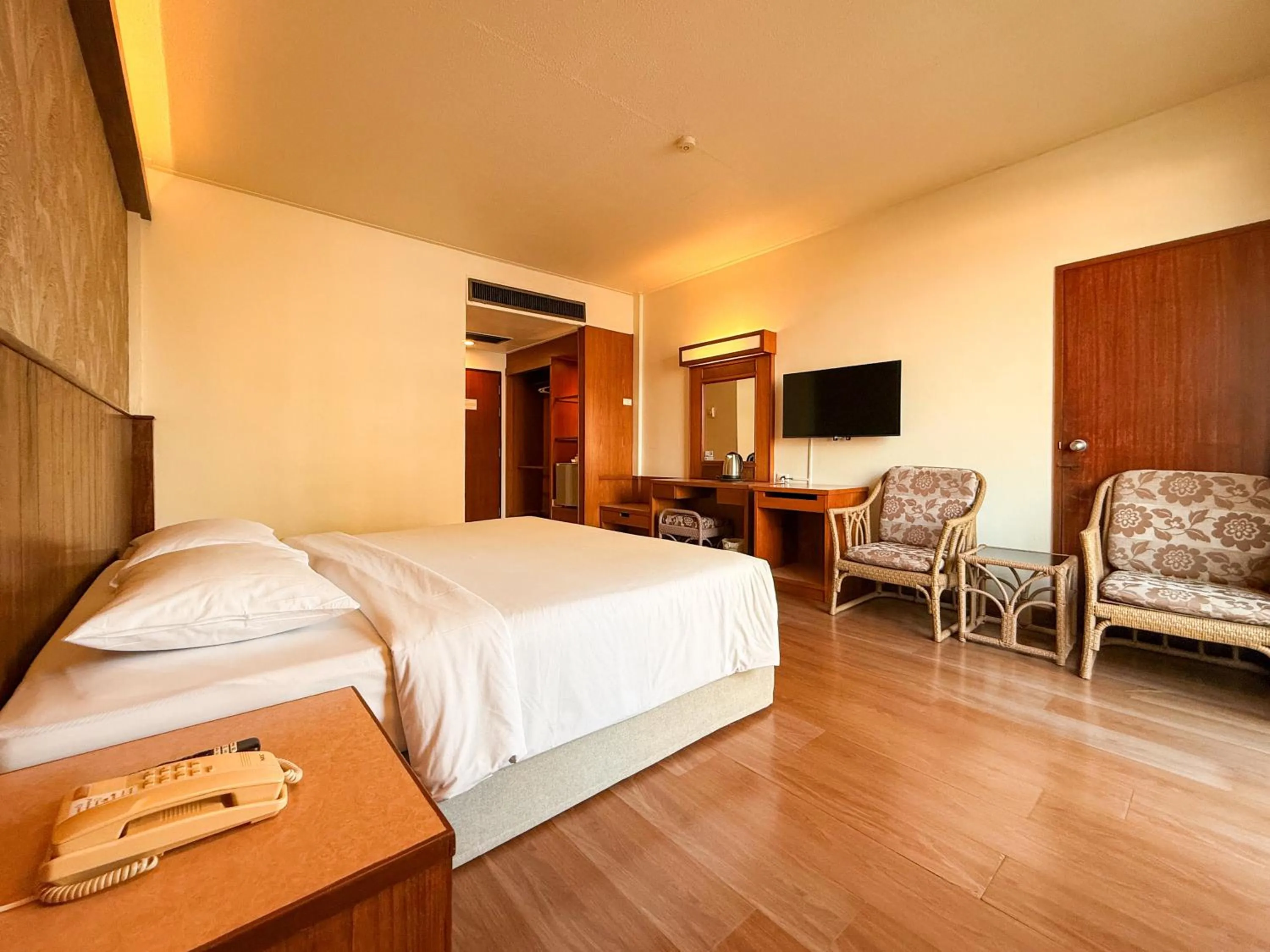 Bed in Golden Beach Hotel Pattaya