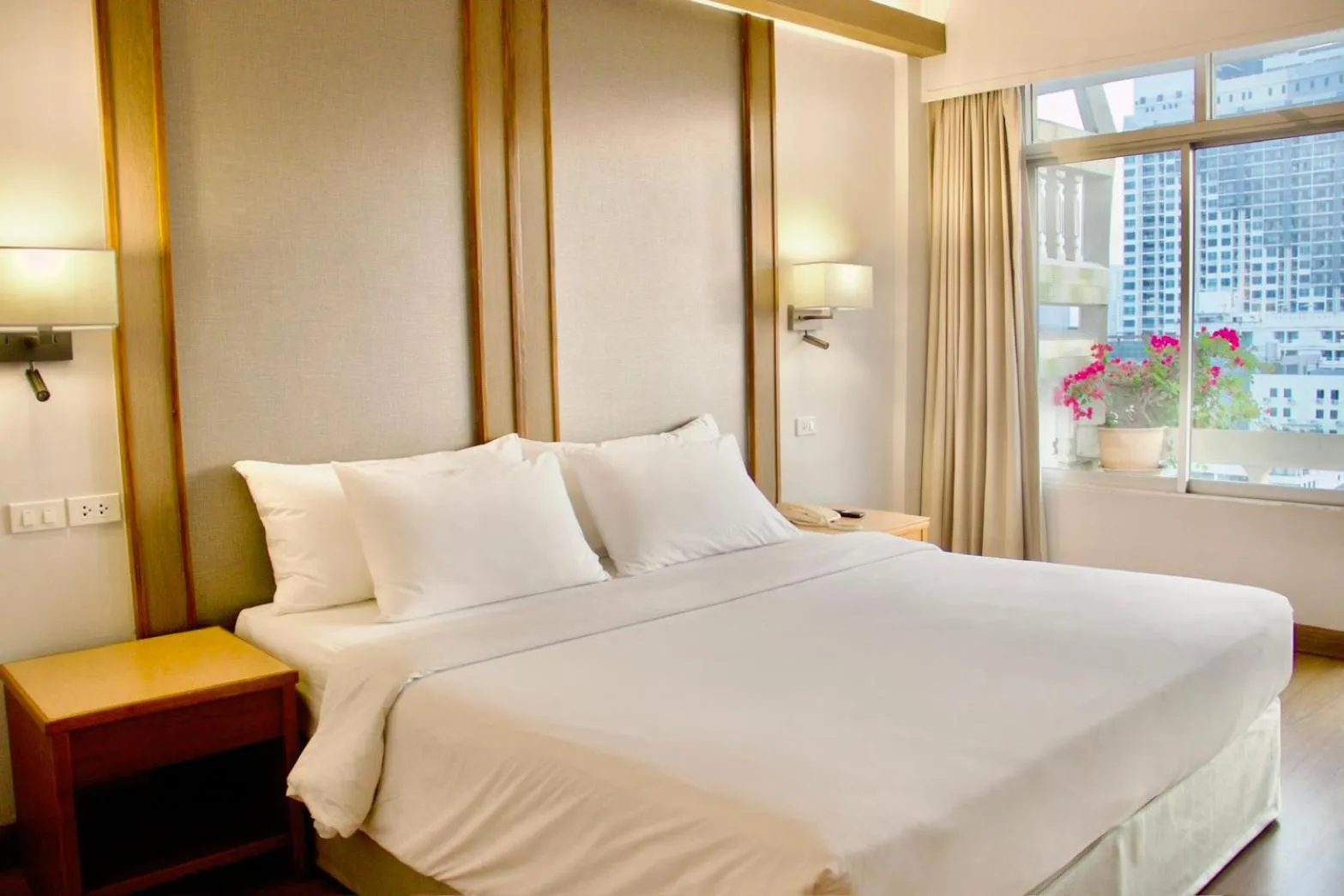 Bed in Golden Beach Hotel Pattaya