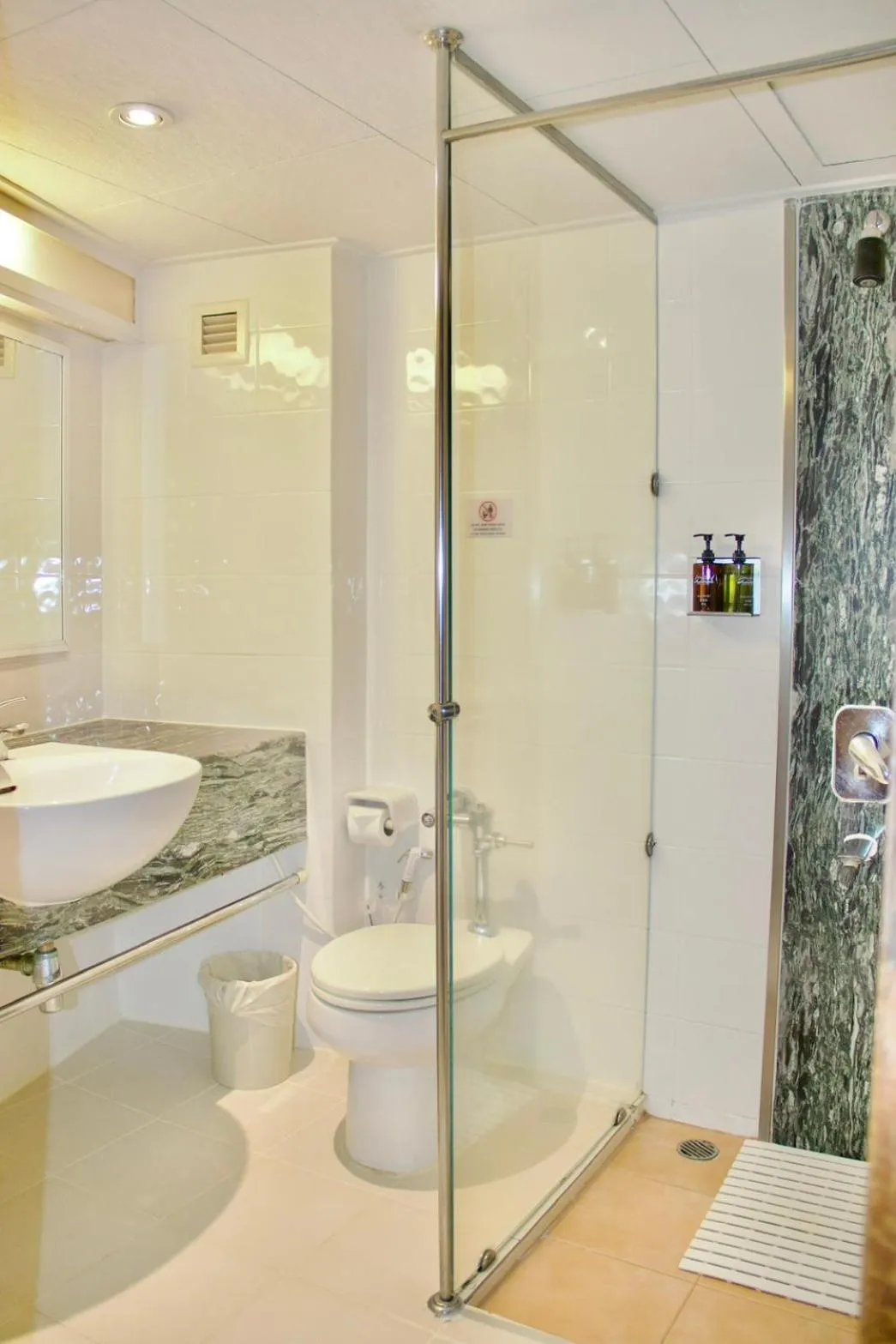 Bathroom in Golden Beach Hotel Pattaya