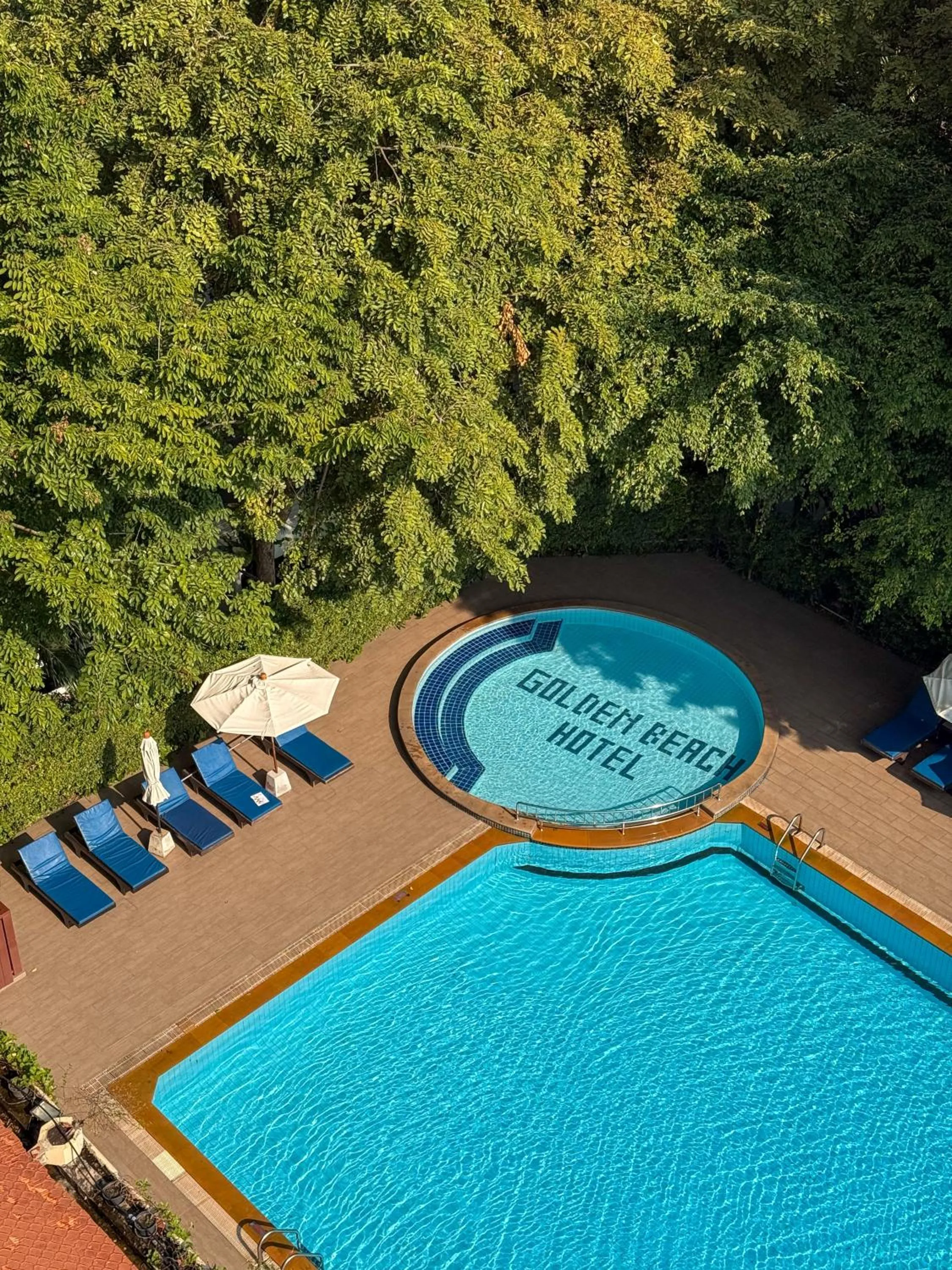 Swimming pool in Golden Beach Hotel Pattaya