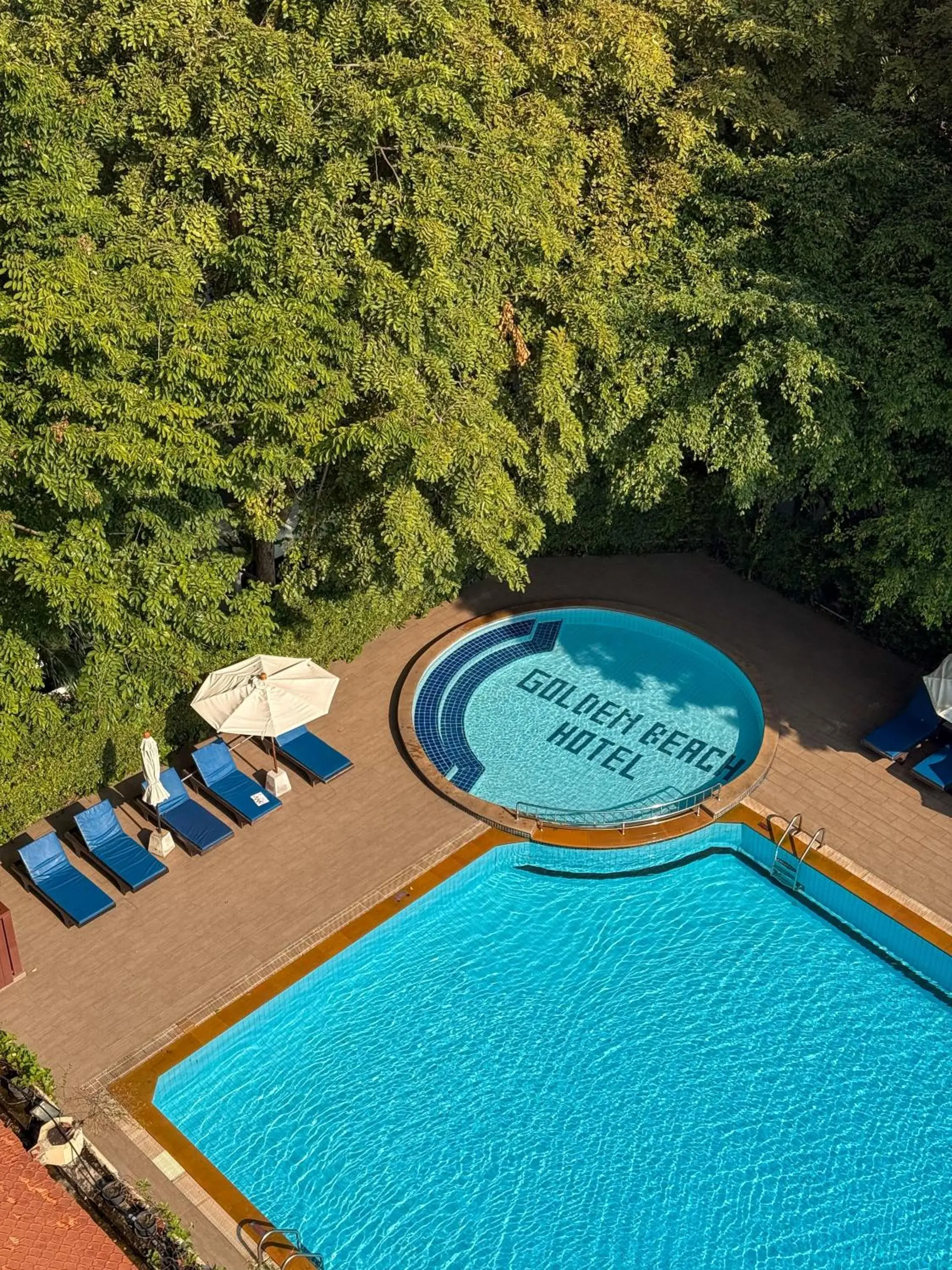 Swimming pool in Golden Beach Hotel Pattaya Swimming pool in Golden Beach Hotel Pattaya