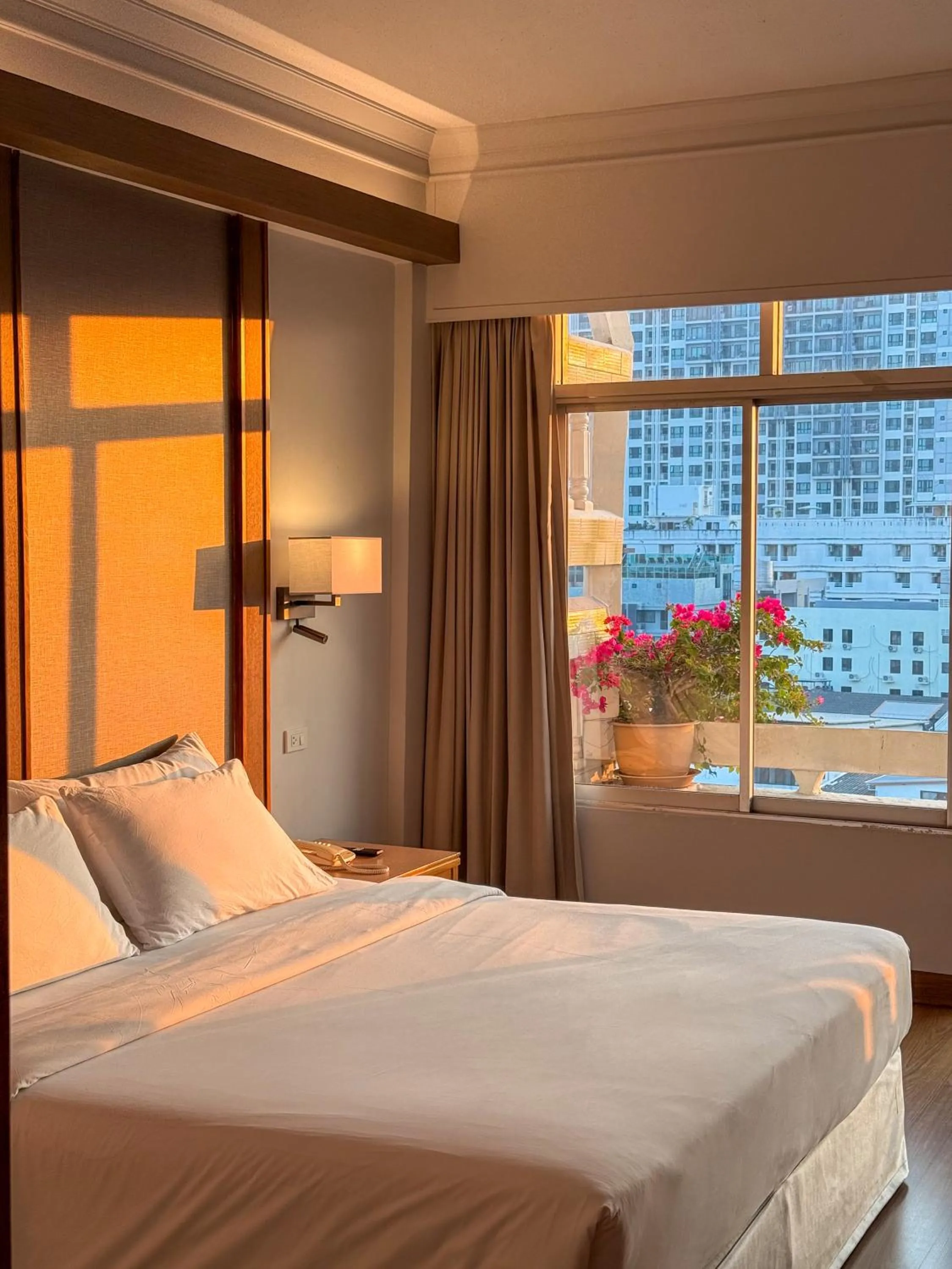 Bed in Golden Beach Hotel Pattaya