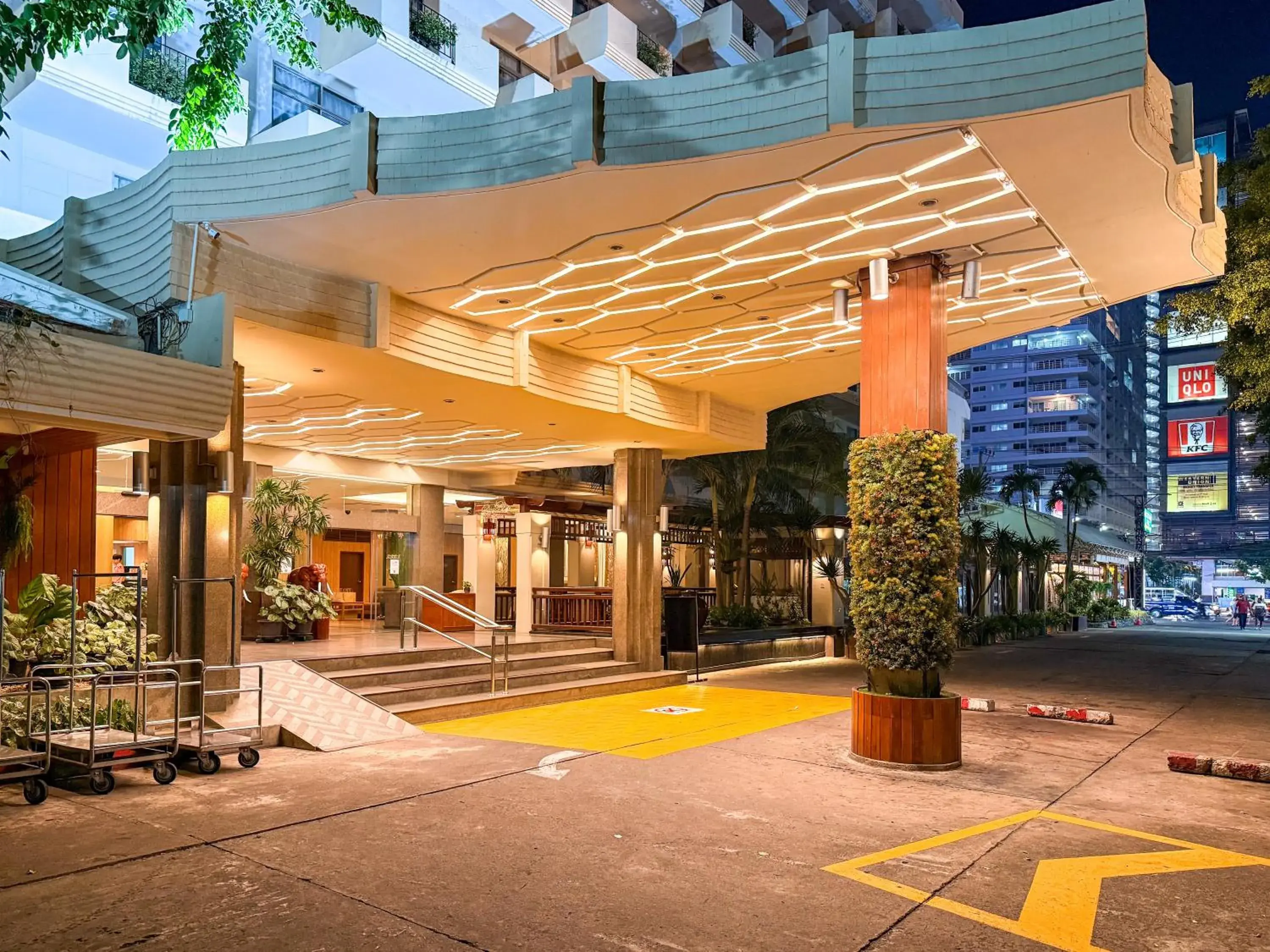 Property building in Golden Beach Hotel Pattaya Property building in Golden Beach Hotel Pattaya