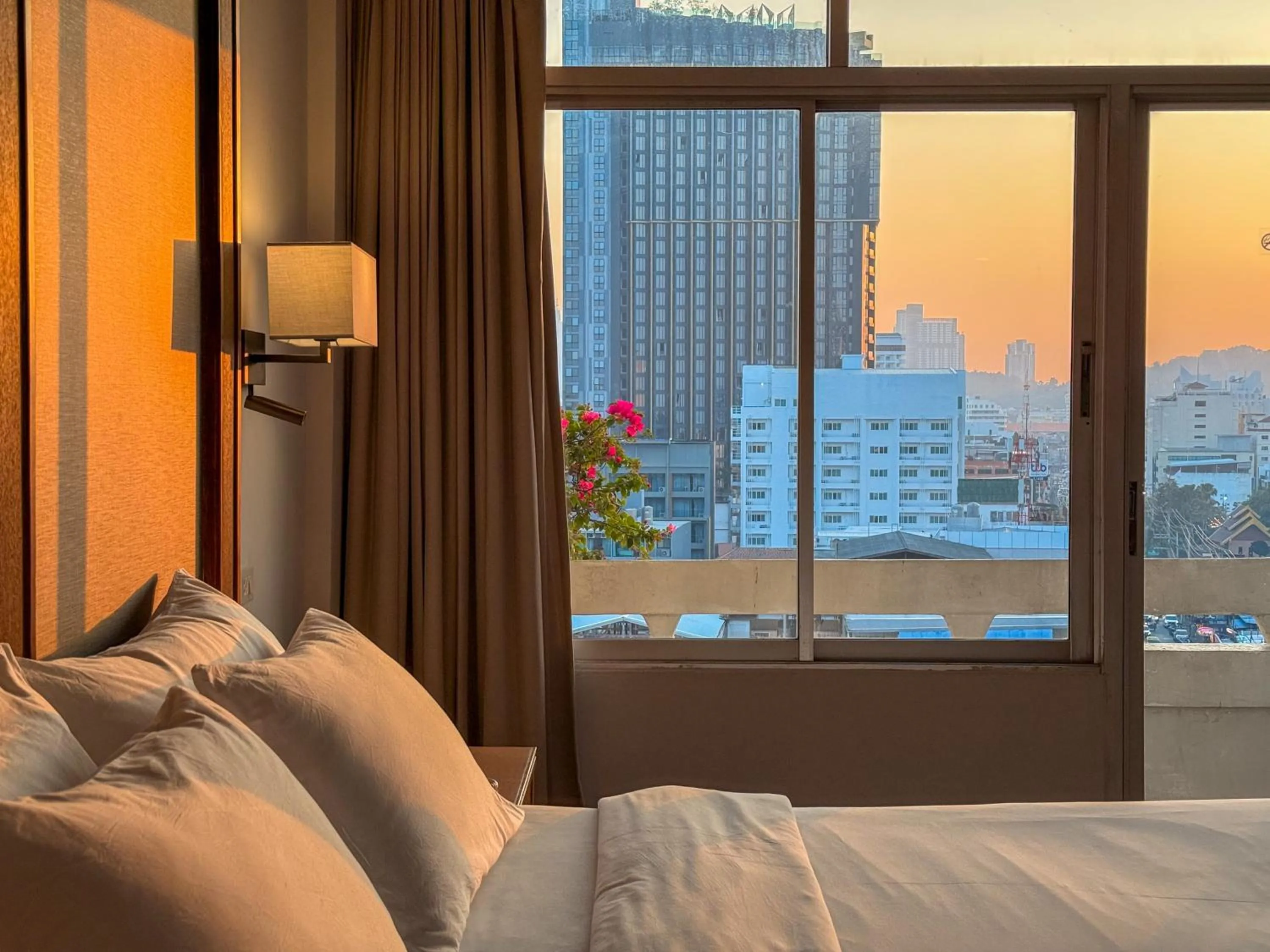 Bed in Golden Beach Hotel Pattaya