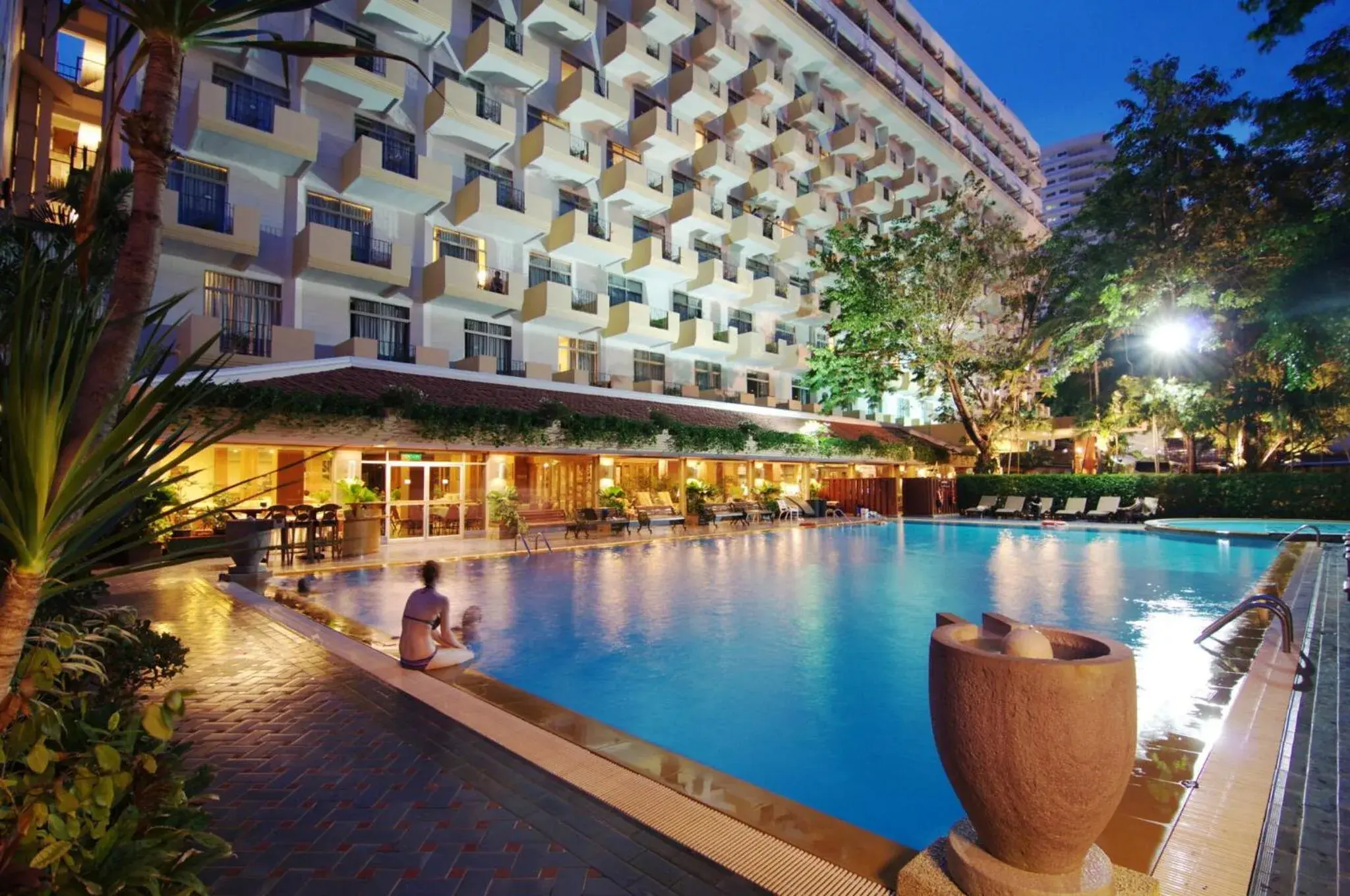 Swimming pool in Golden Beach Hotel Pattaya Swimming pool in Golden Beach Hotel Pattaya