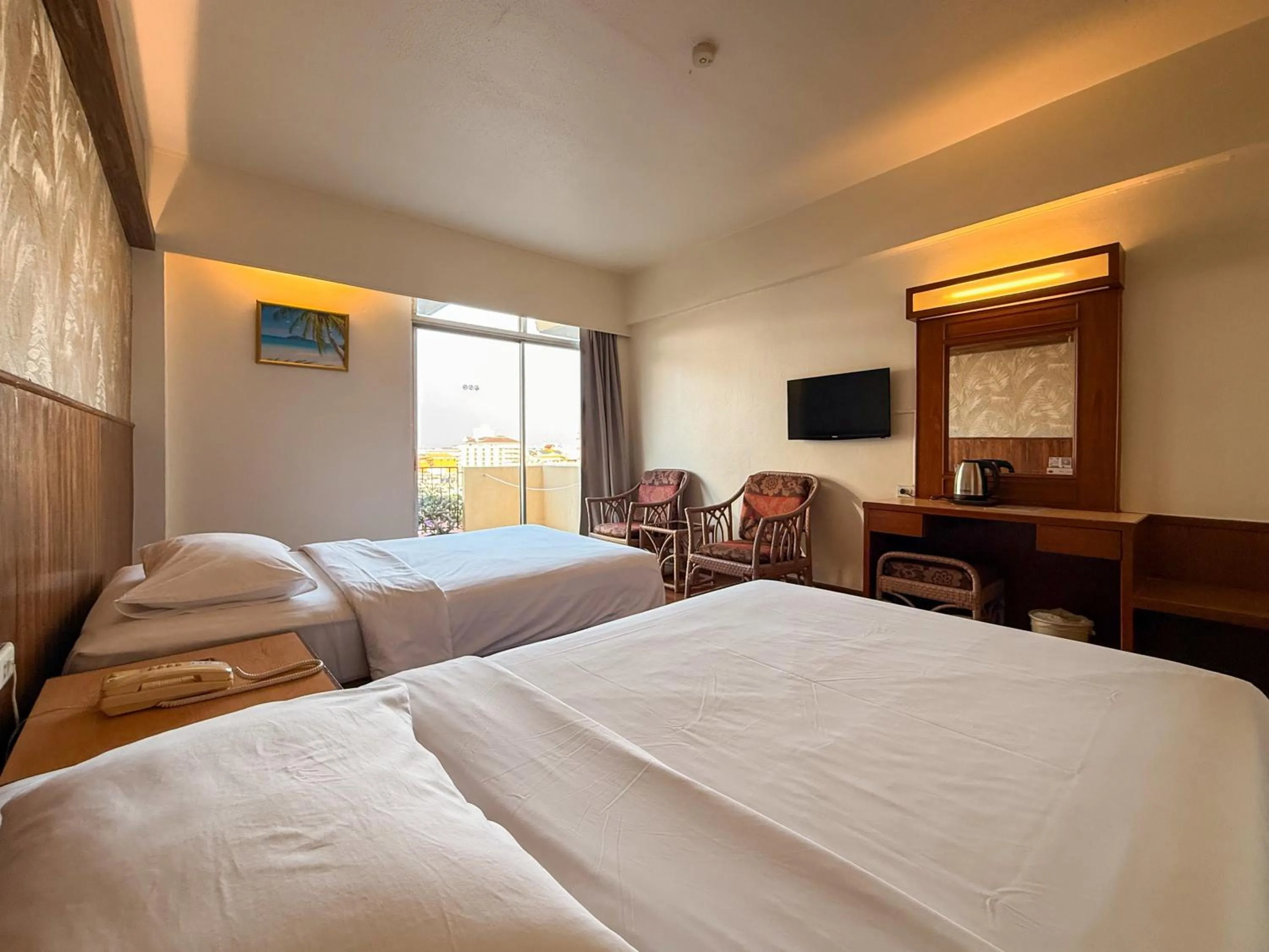 Bedroom, Bed in Golden Beach Hotel Pattaya