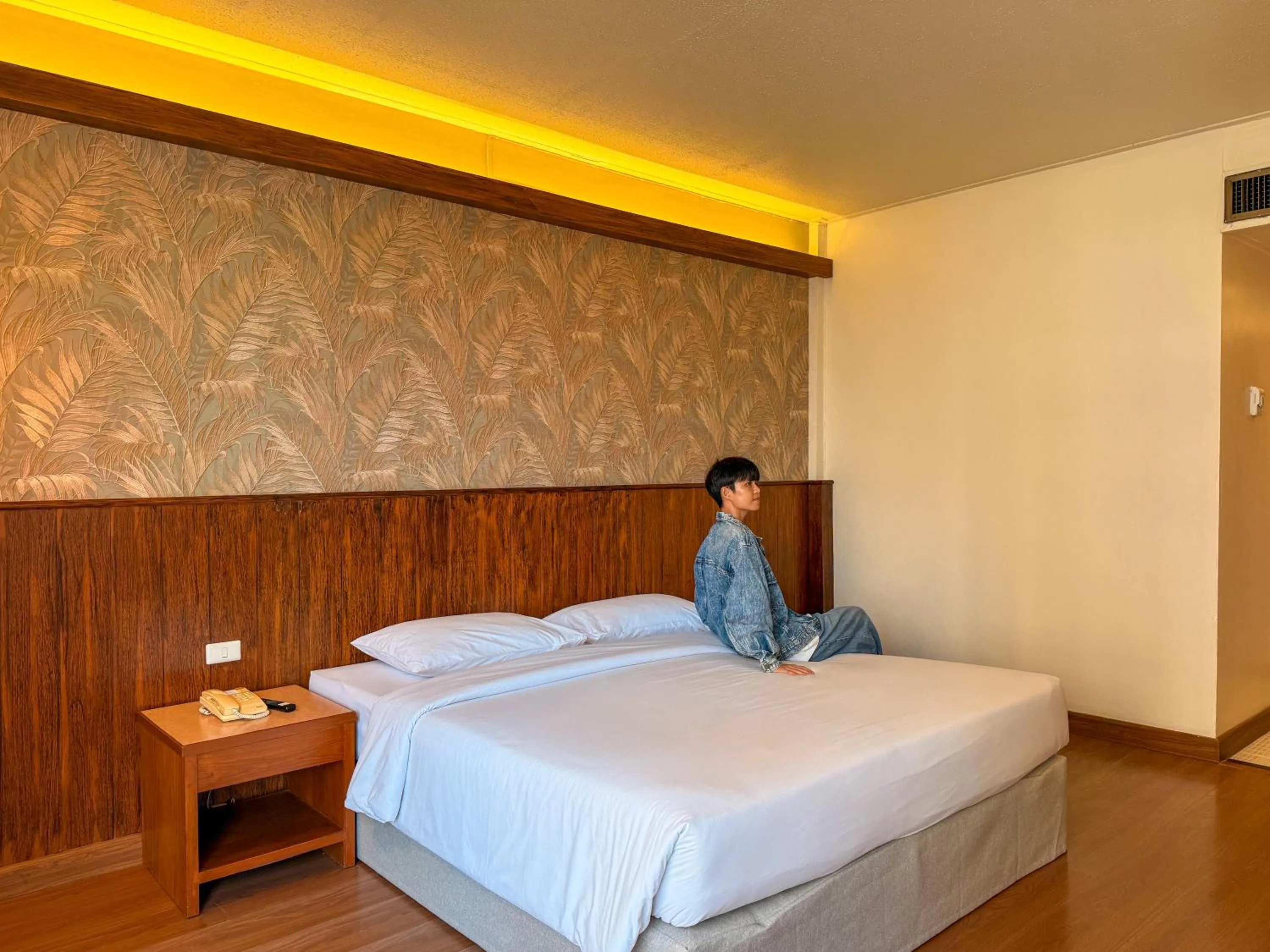 Bed in Golden Beach Hotel Pattaya