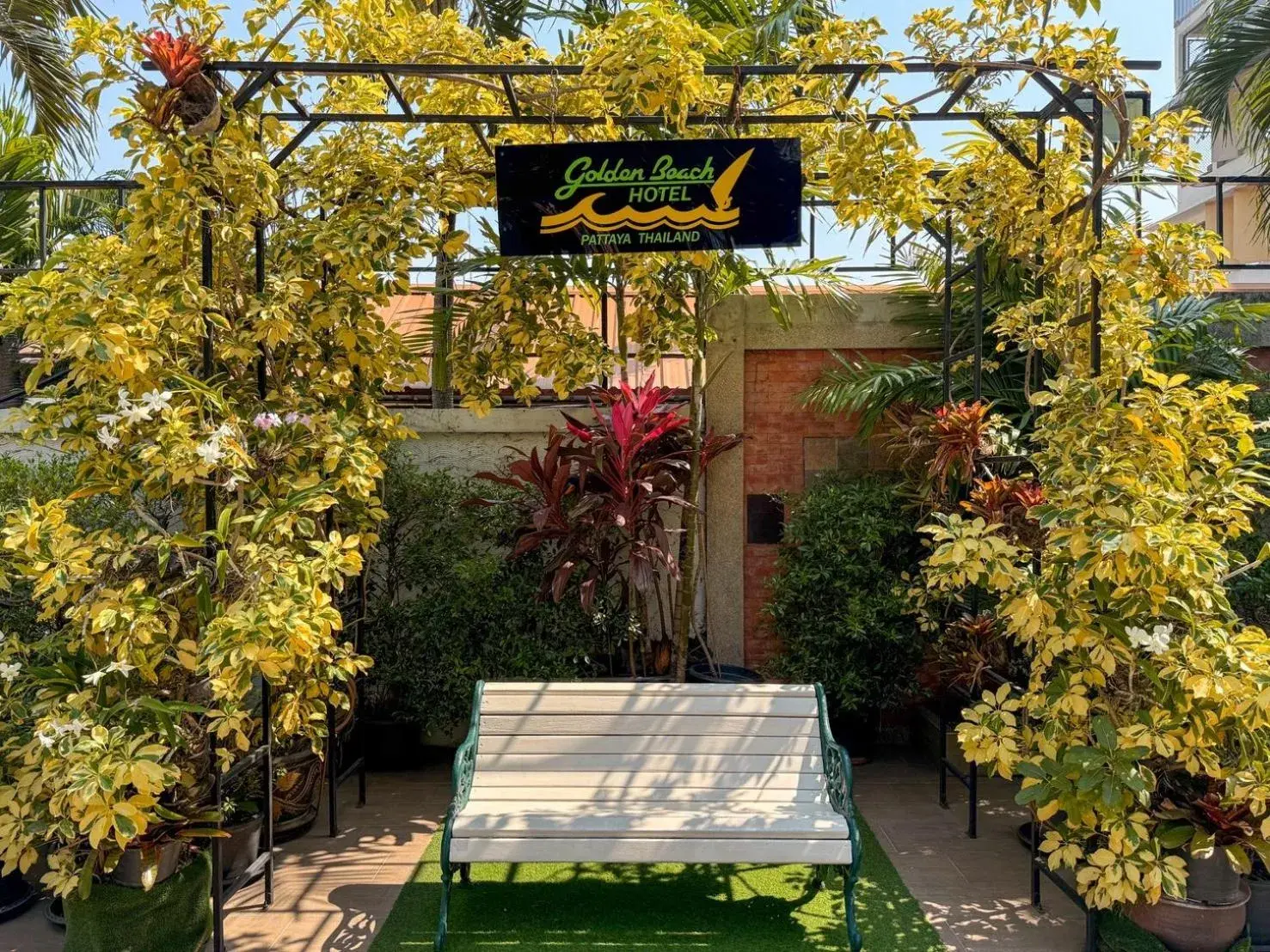 Property building in Golden Beach Hotel Pattaya Property building in Golden Beach Hotel Pattaya