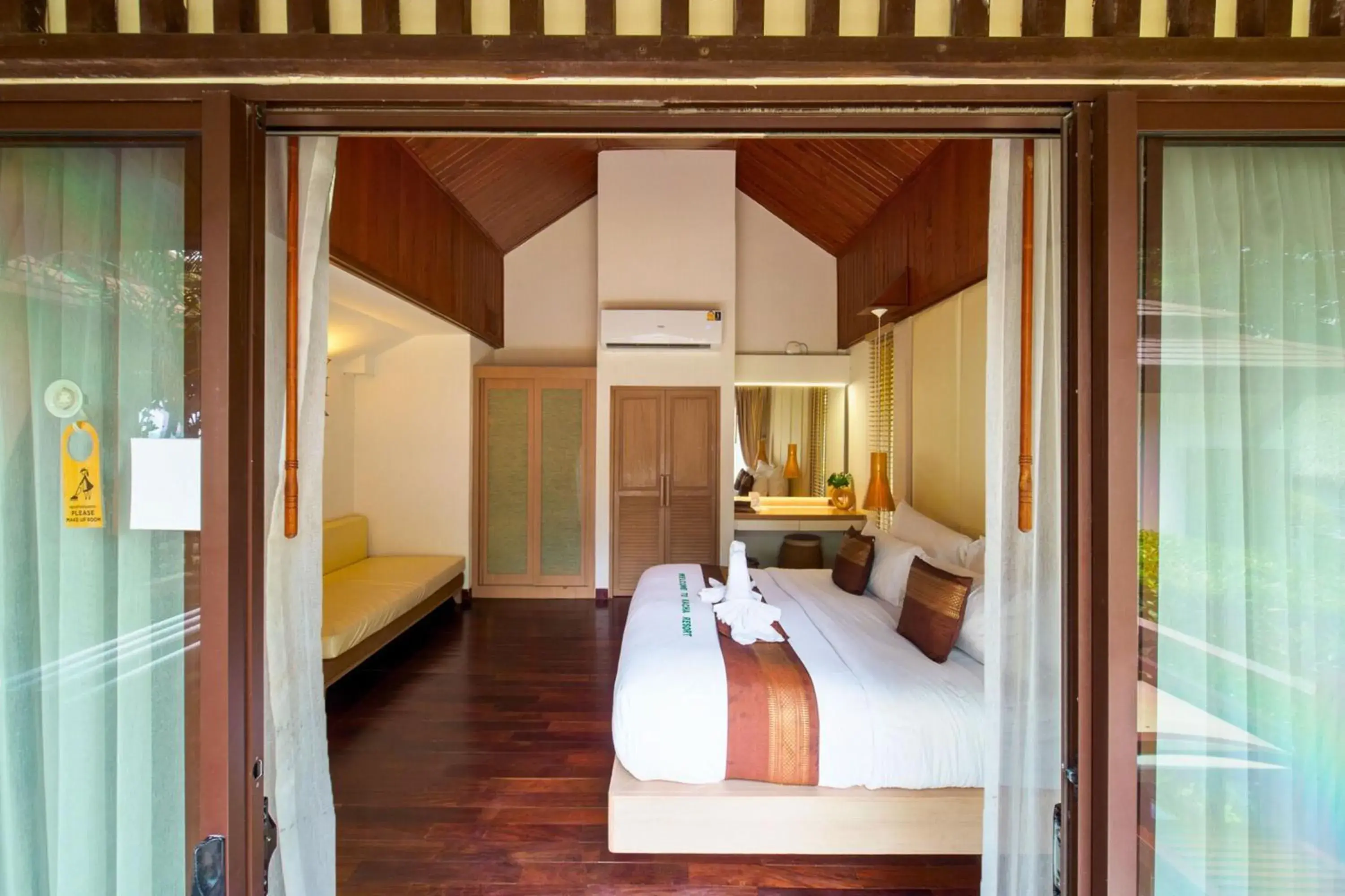 Facade/entrance, Bed in Kacha Resort & Spa, Koh Chang Facade/entrance, Bed in Kacha Resort & Spa, Koh Chang