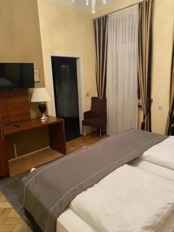 Bed in Hotel Restaurant Nassauer Löwen