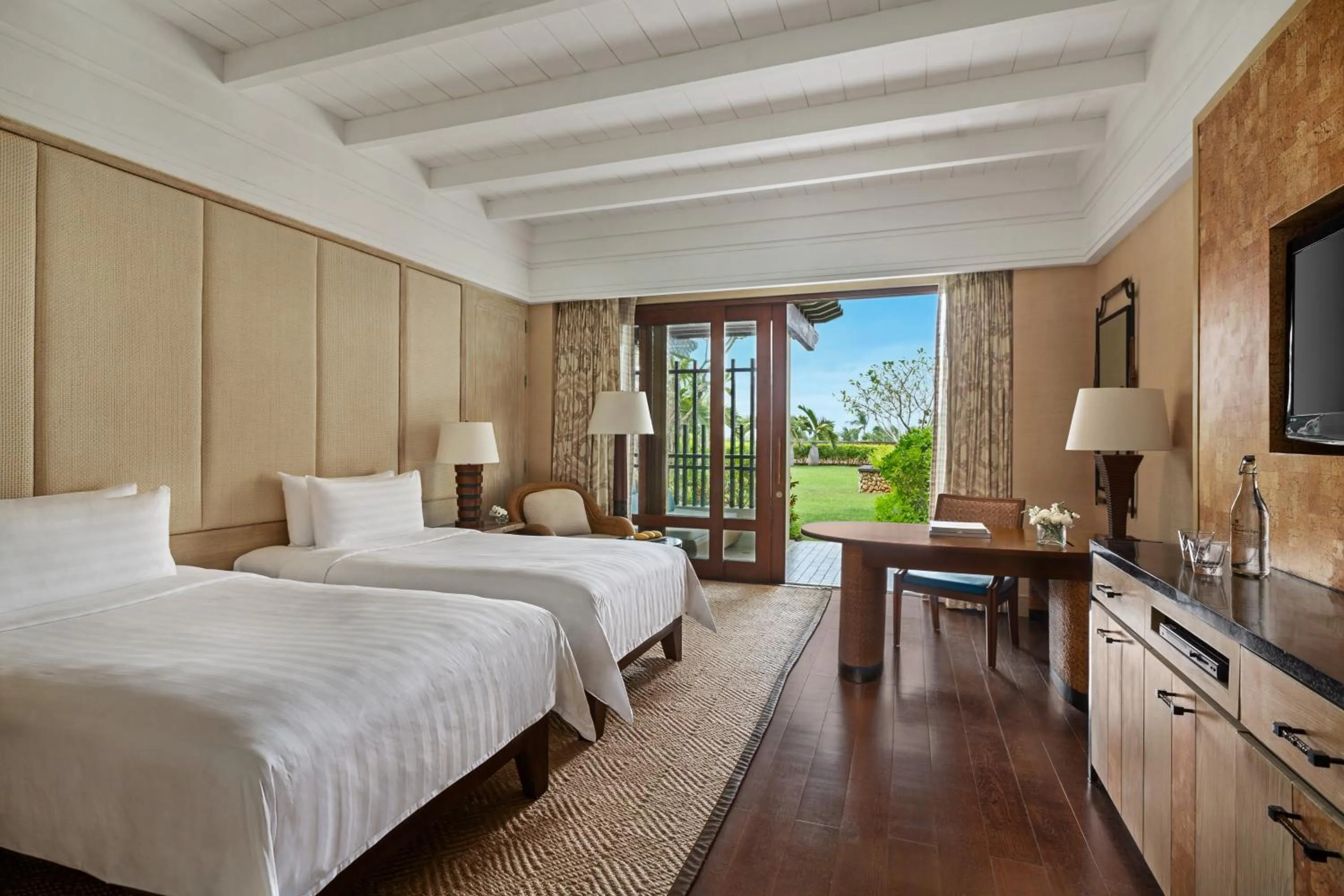 Garden view, Bed in Shangri-La Boracay