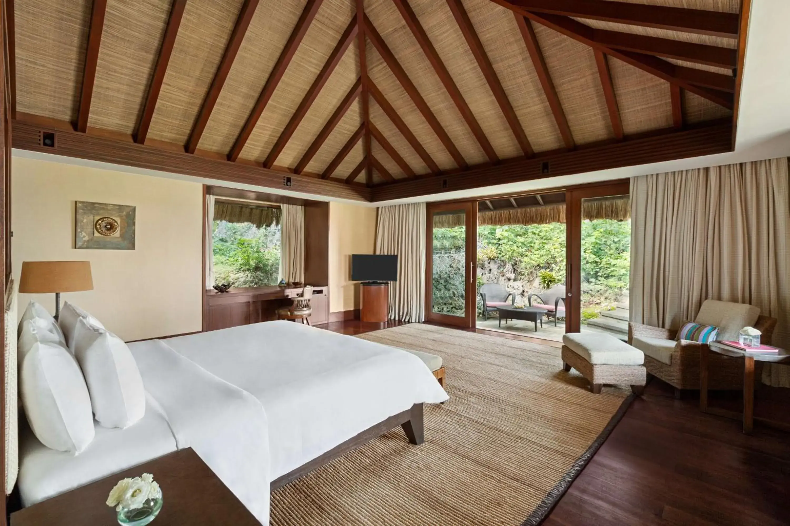 Bedroom, Bed in Shangri-La Boracay Bedroom, Bed in Shangri-La Boracay