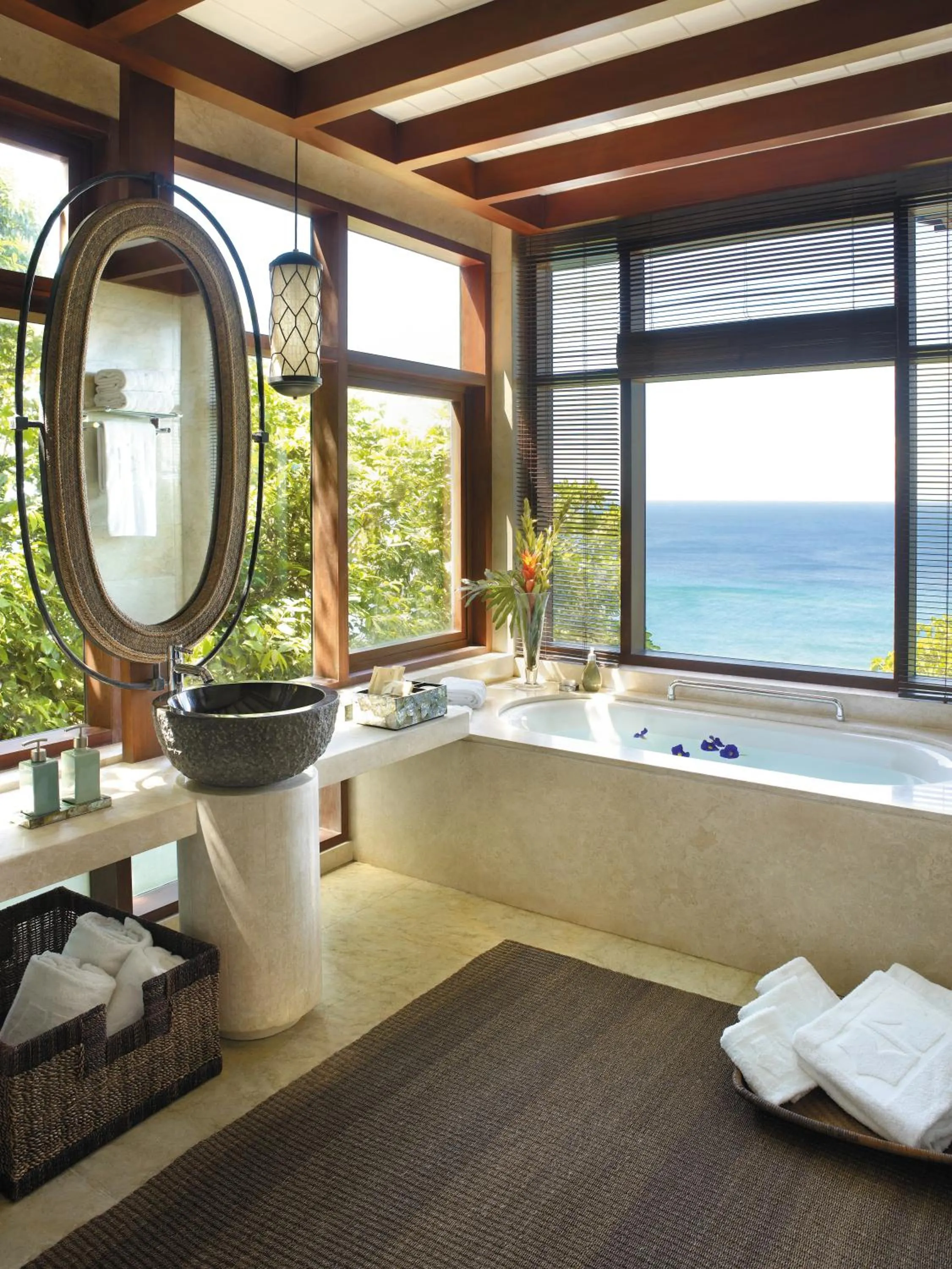 Shower in Shangri-La Boracay