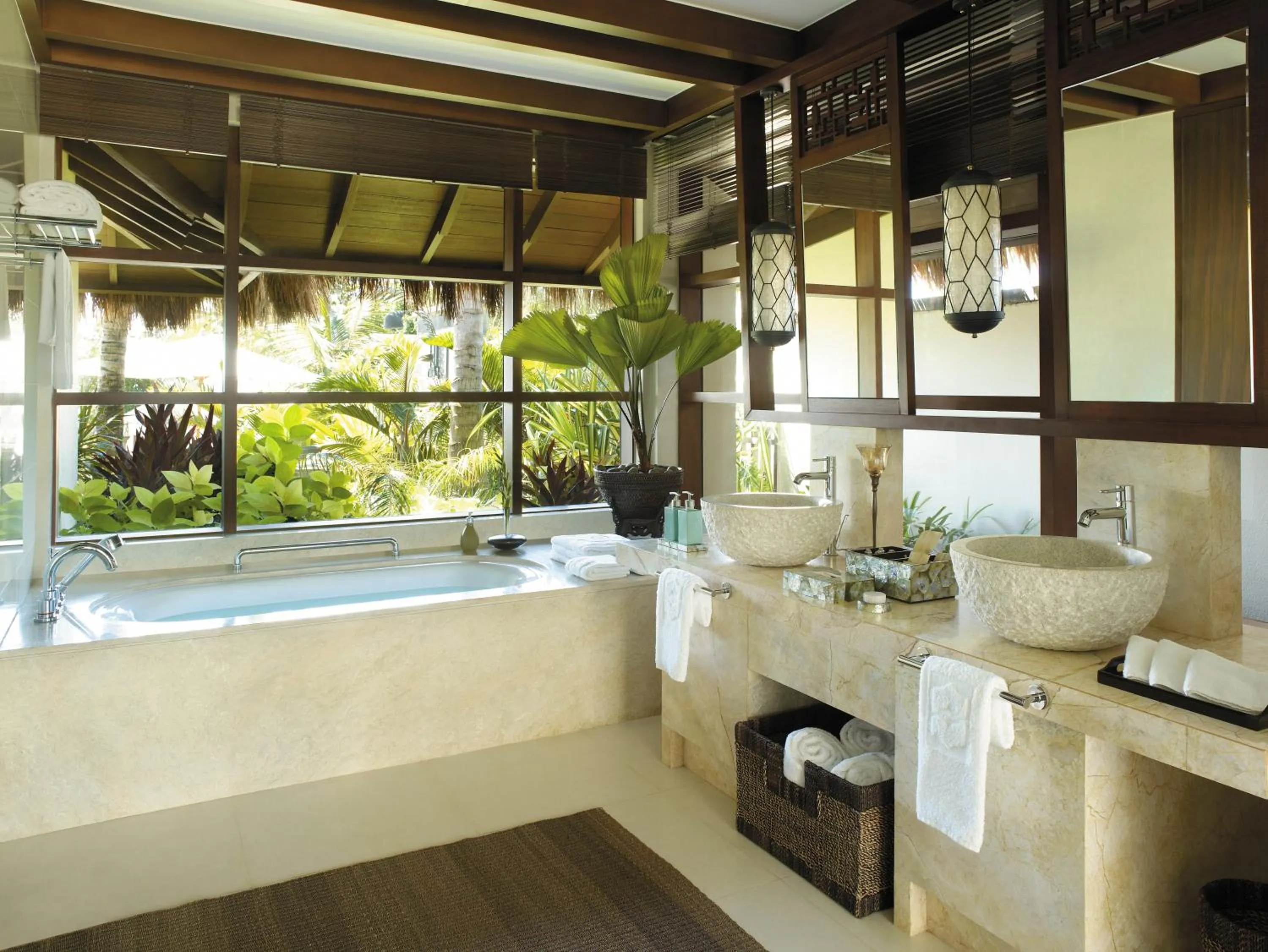 Shower in Shangri-La Boracay