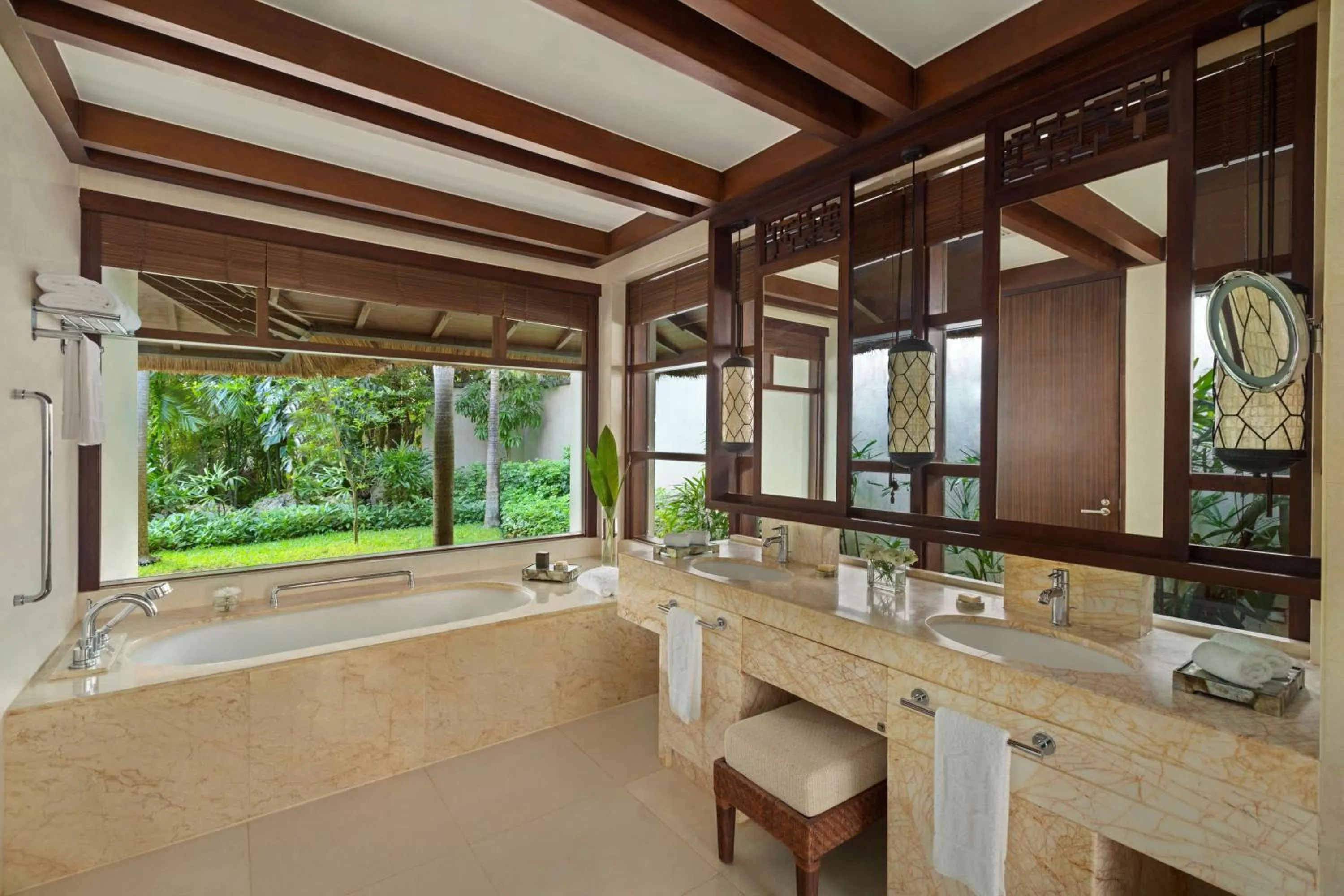 Shower in Shangri-La Boracay