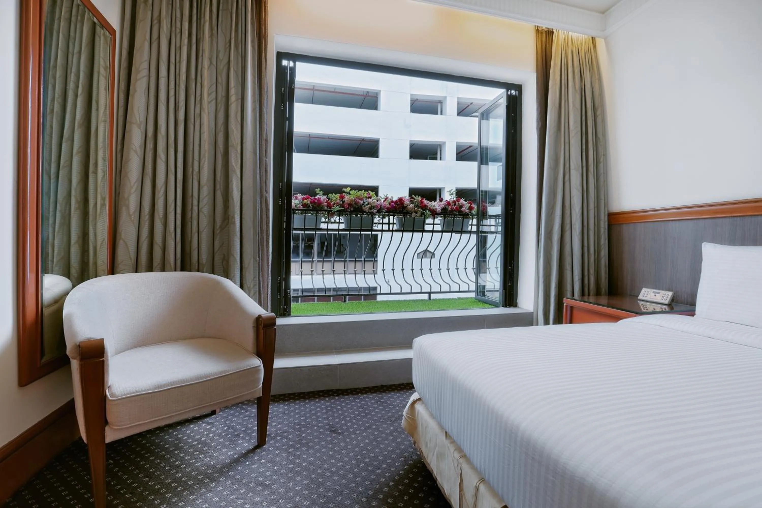 Balcony/Terrace, Bed in The Jesselton Hotel