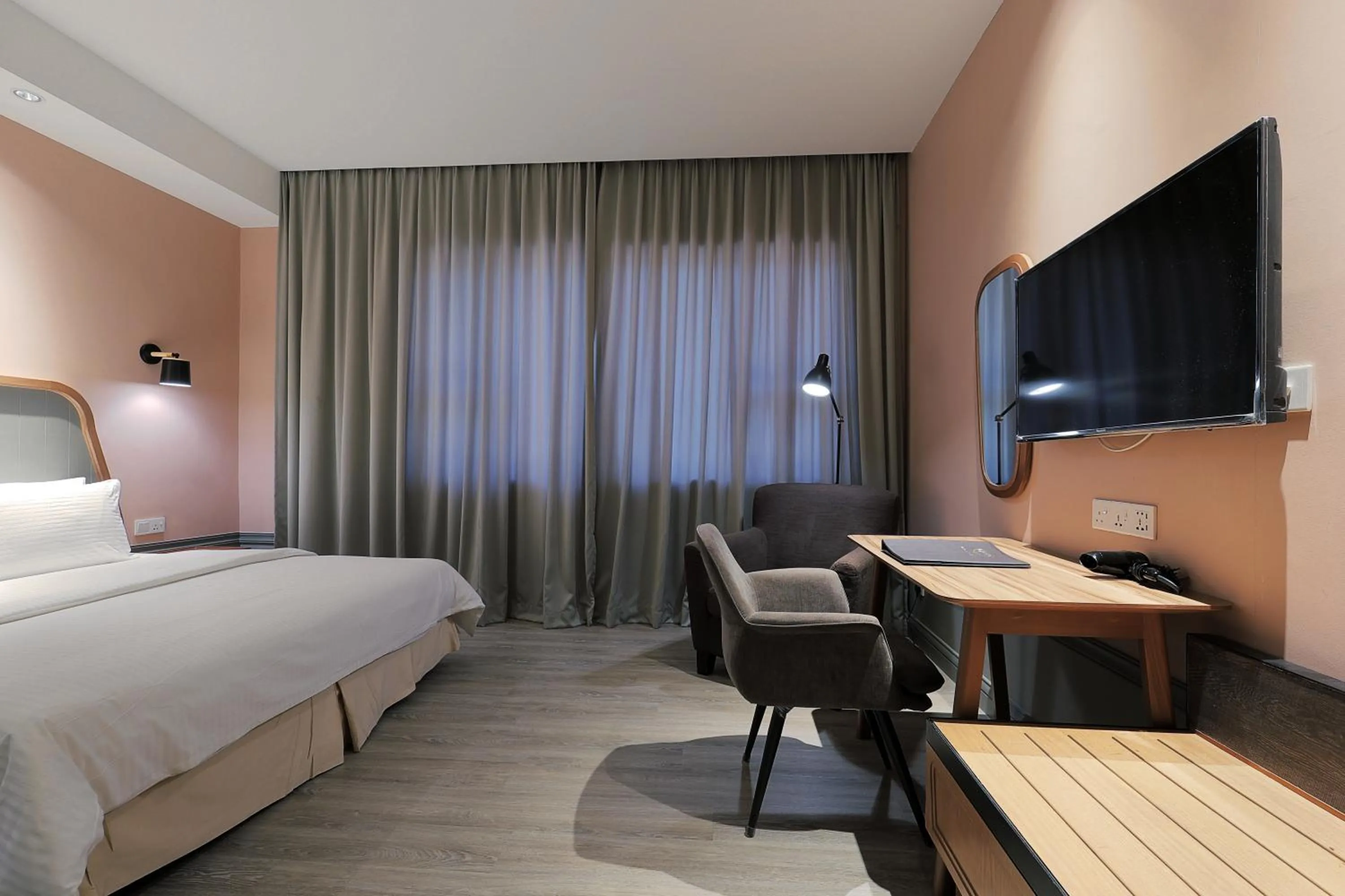 Photo of the whole room, Bed in The Jesselton Hotel