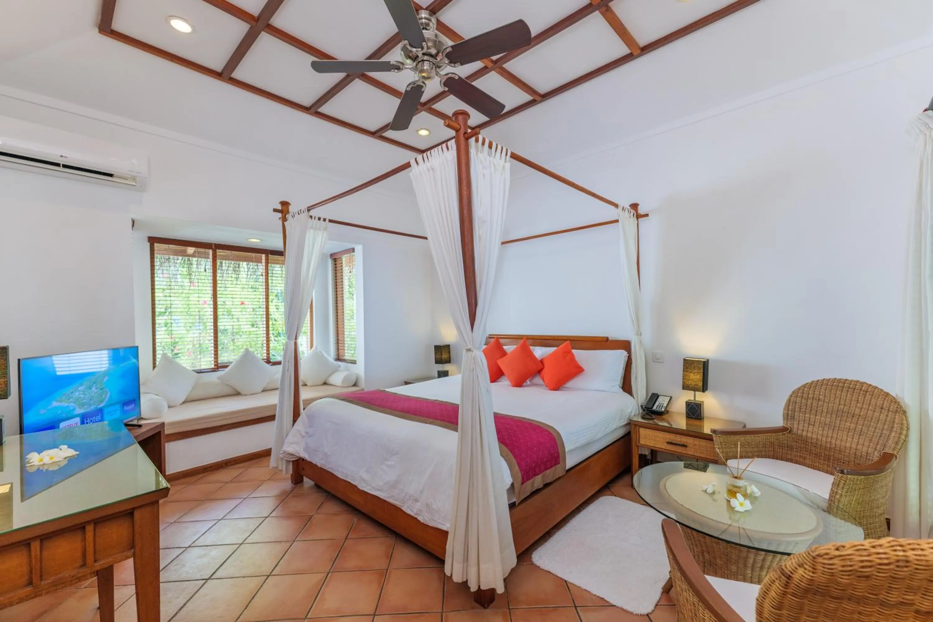 Bedroom, Bed in Kuramathi Maldives