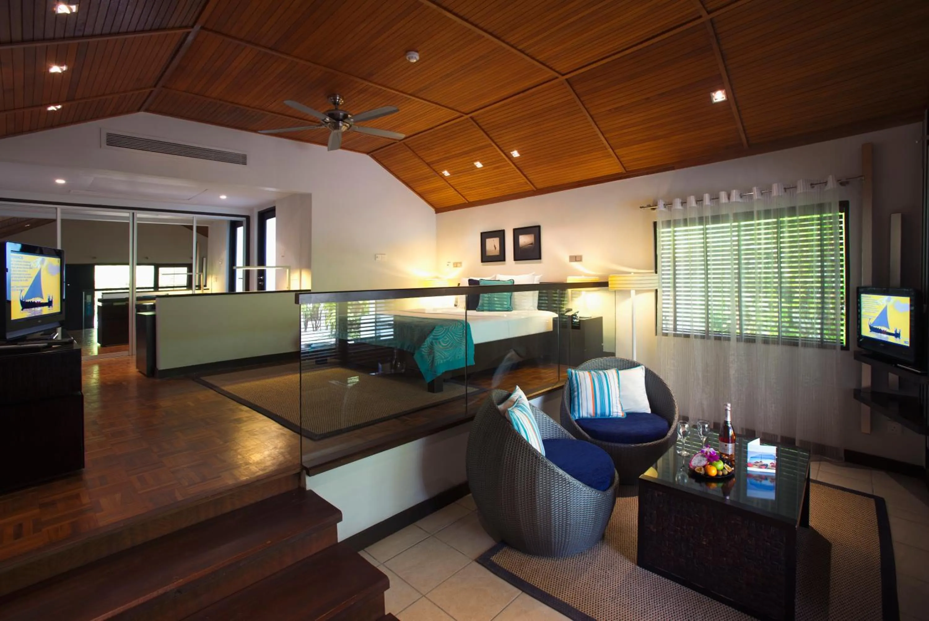 Lounge or bar in Velassaru Maldives