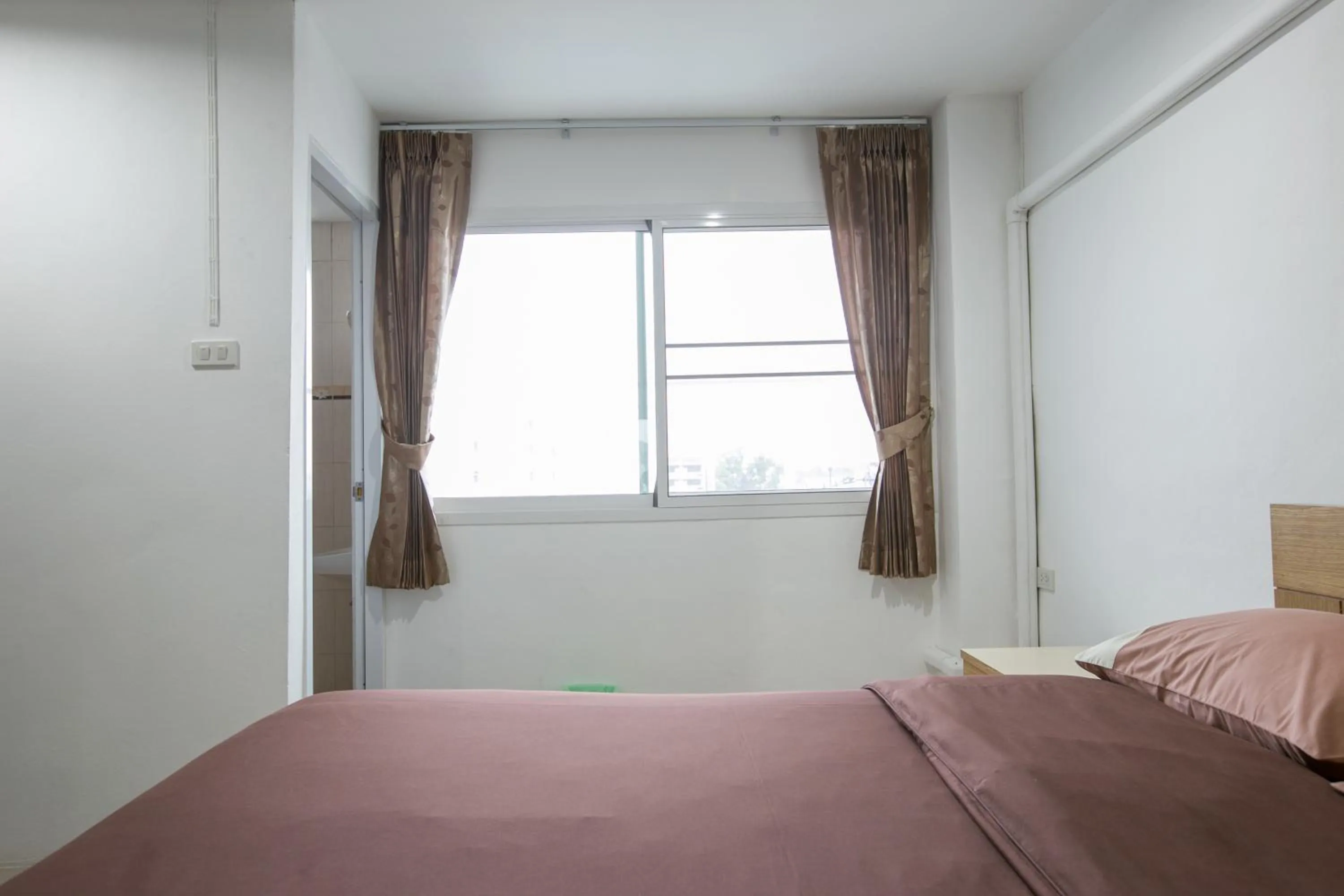 Property building, Bed in Chamnan Residence