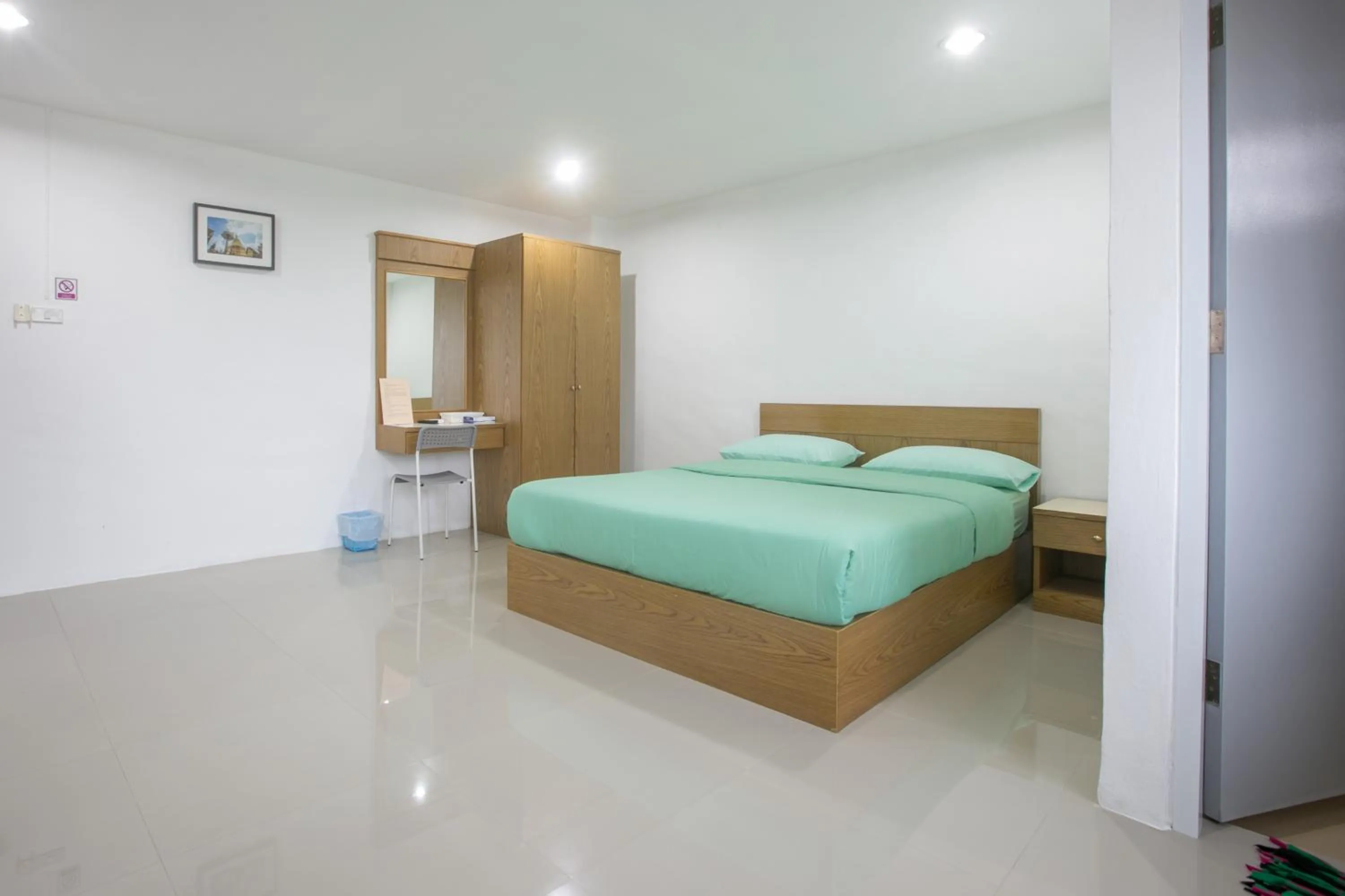 Property building, Bed in Chamnan Residence