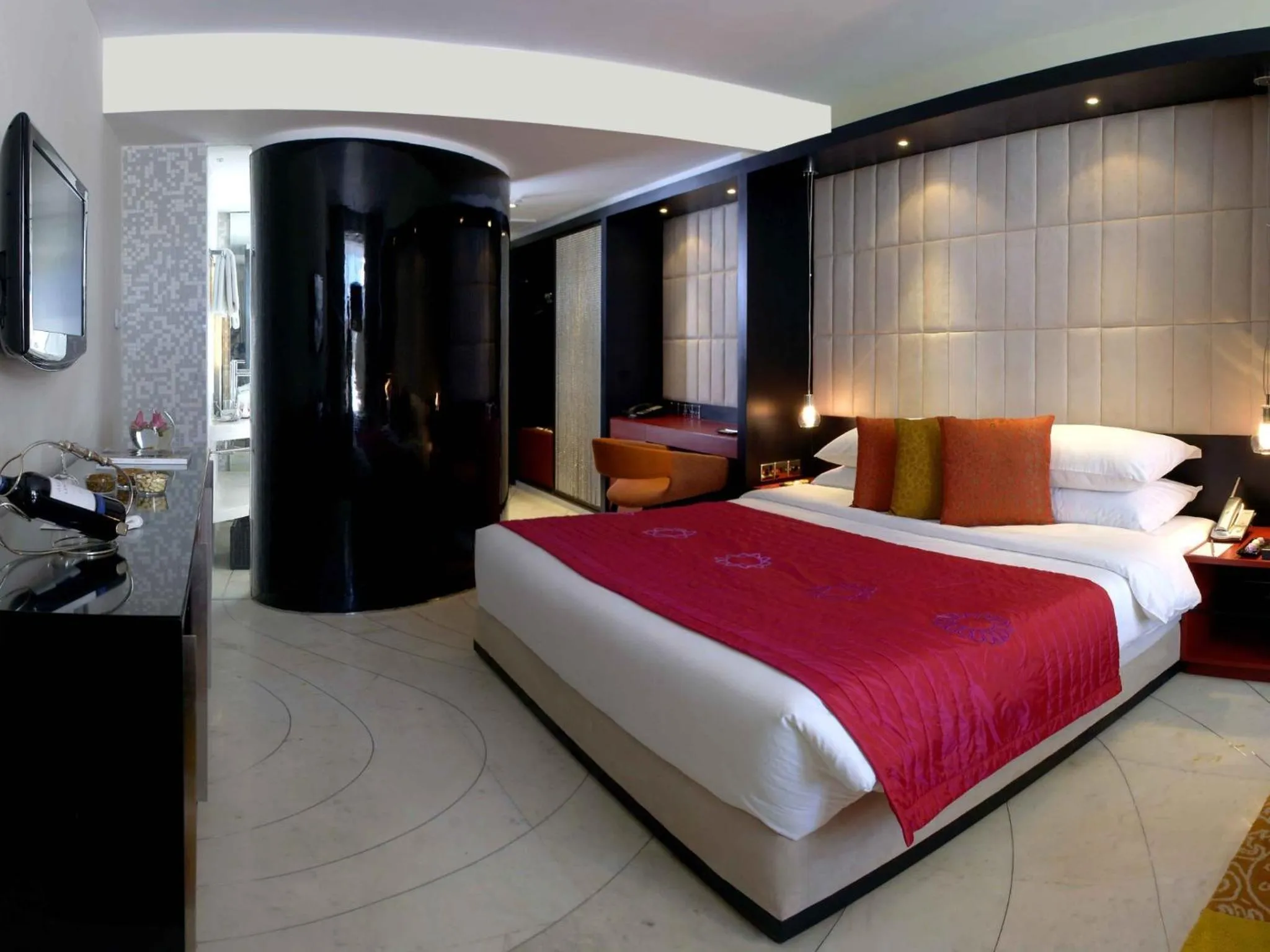 Photo of the whole room, Bed in The Park Kolkata