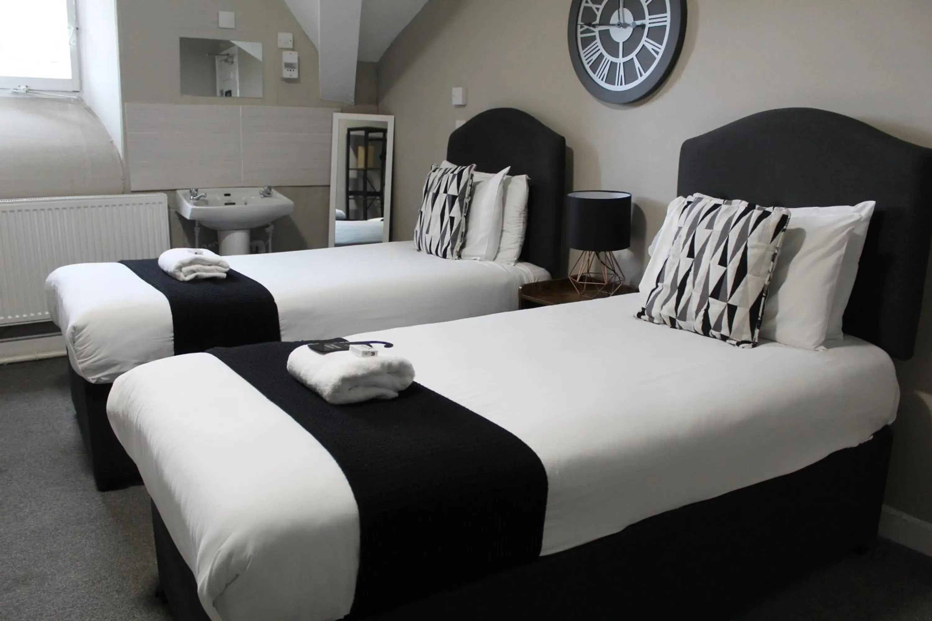 Twin Room with Shared Bathroom in Mitre Hotel Manchester City Centre Twin Room with Shared Bathroom in Mitre Hotel Manchester City Centre