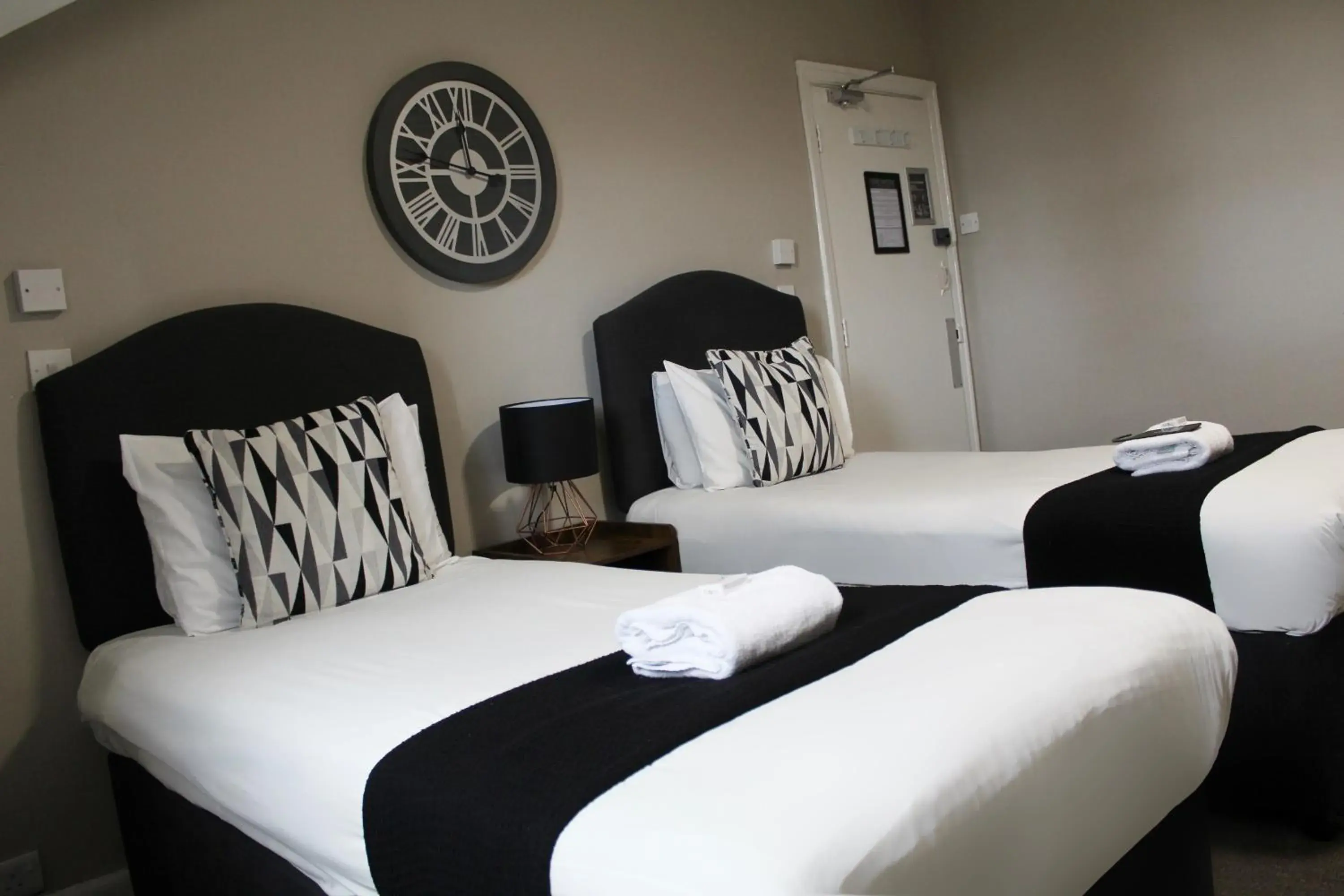 Twin Room with Shared Bathroom in Mitre Hotel Manchester City Centre Twin Room with Shared Bathroom in Mitre Hotel Manchester City Centre